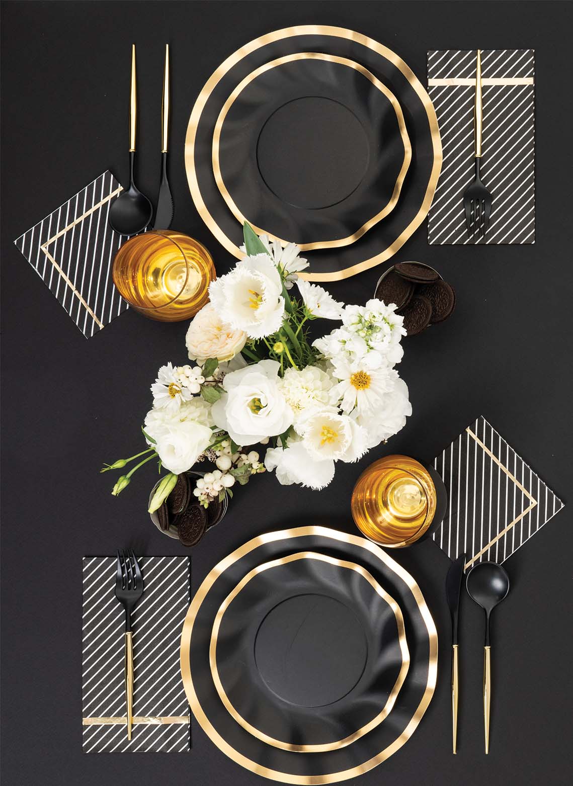 Premium Black & Gold Plastic Cutlery Set - 24-Piece Disposable Silverware for Parties, Weddings & Events - Elegant Tableware for 8 Guests - Perfect for Catering, Picnics & Special Occasions
