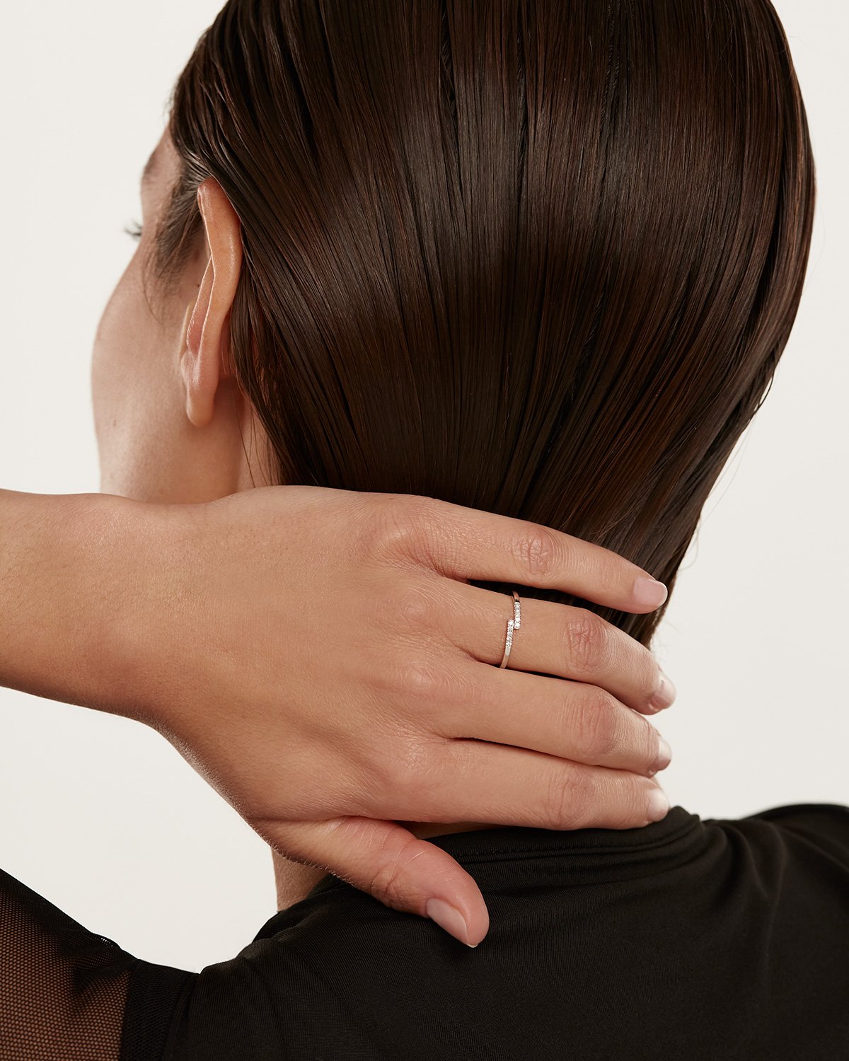 Elegant GRID PEQUEÑO Diamond and White Gold Cross Ring for Women - Perfect for Everyday Wear, Gifts, and Special Occasions