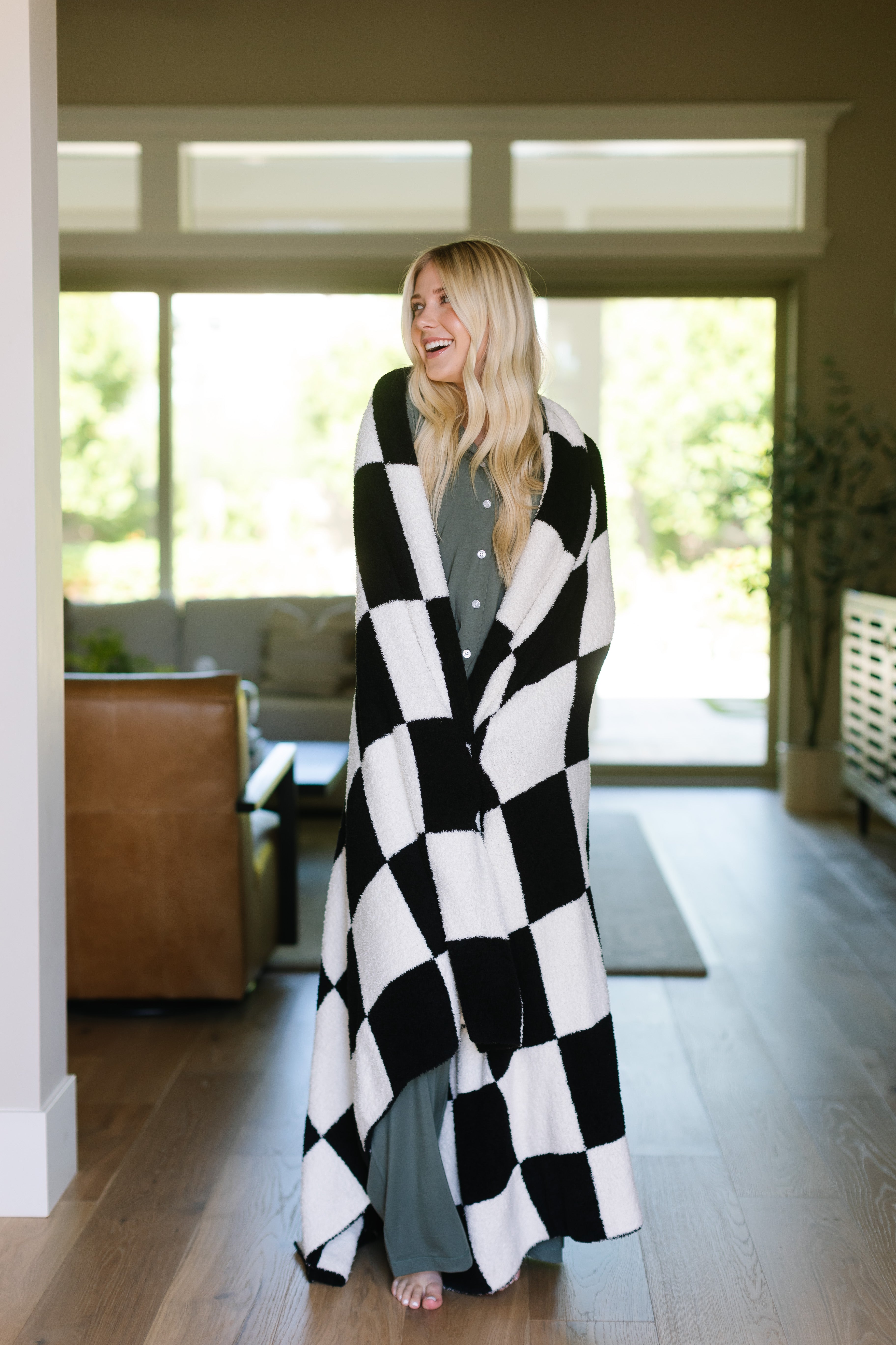 Checkerboard Plush Blanket - Soft & Cozy Black and White Checkered Throw for Bed, Sofa, and Home Decor