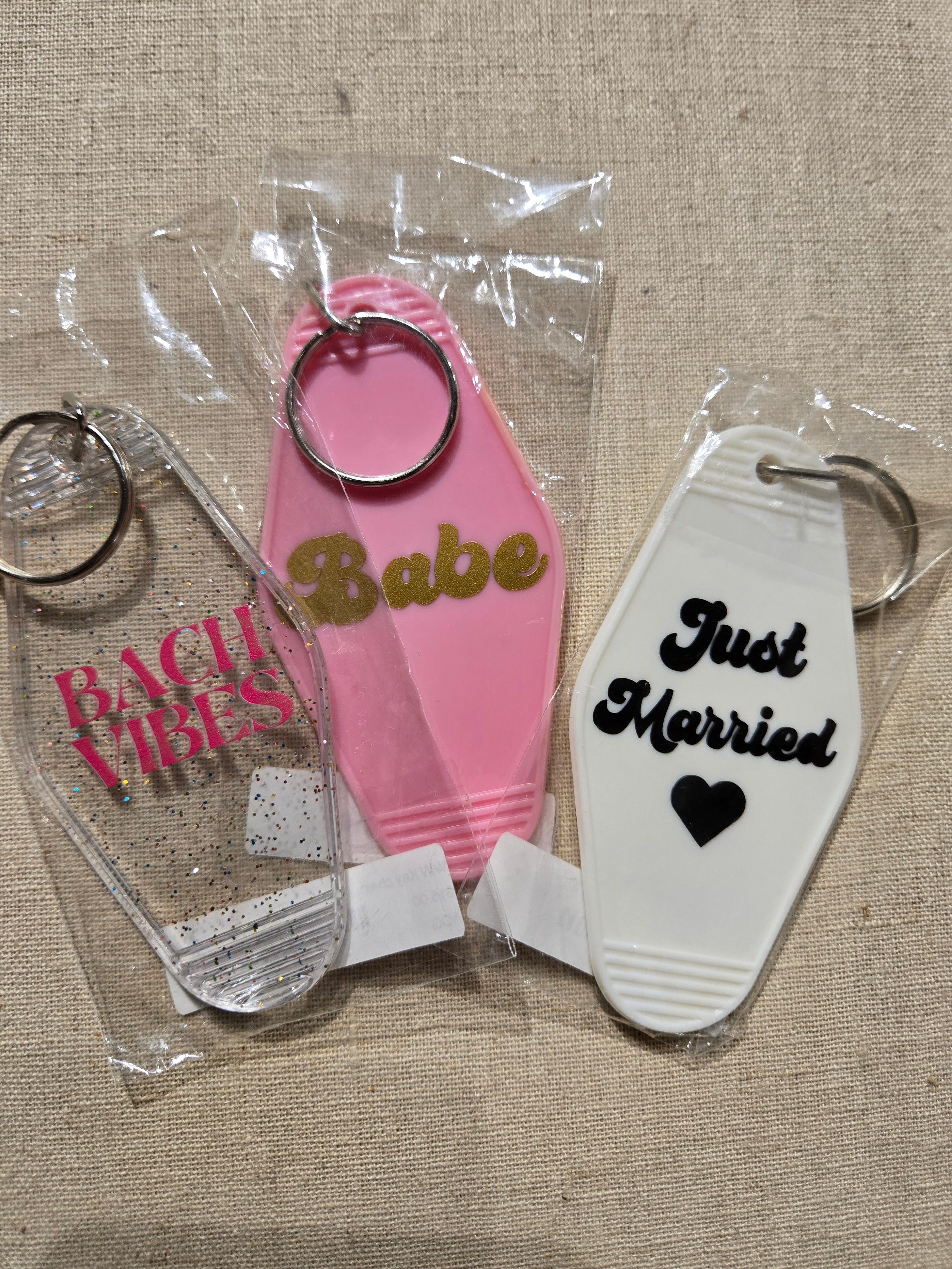 Elegant Wedding Keychains - Personalized Bridal Party Gifts for Bride, Bridesmaids & Guests - Perfect for Bachelorette Parties, Wedding Favors & Bridal Showers