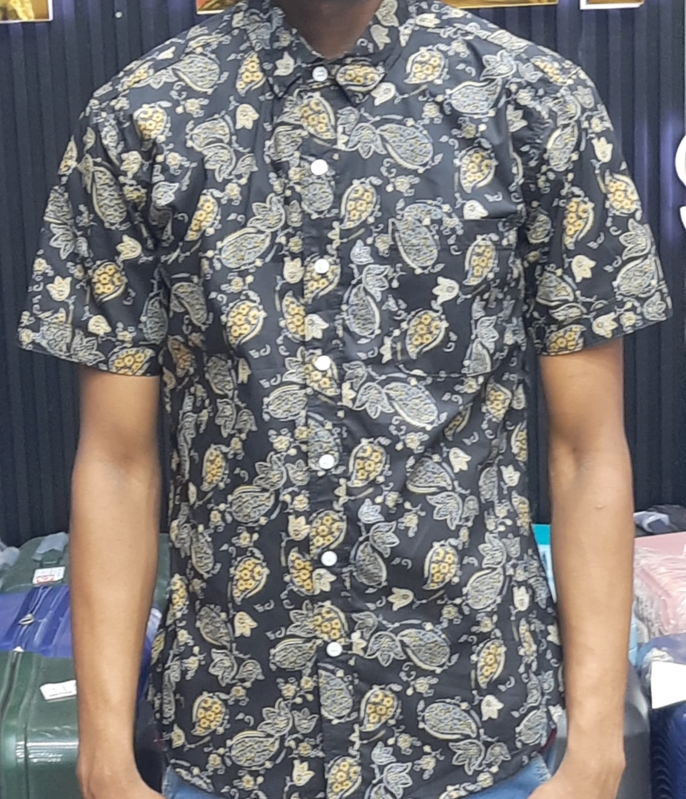 Stylish Short Sleeve Printed Shirts for Men & Women - Trendy Casual Summer Tops for Beach, Party & Everyday Wear