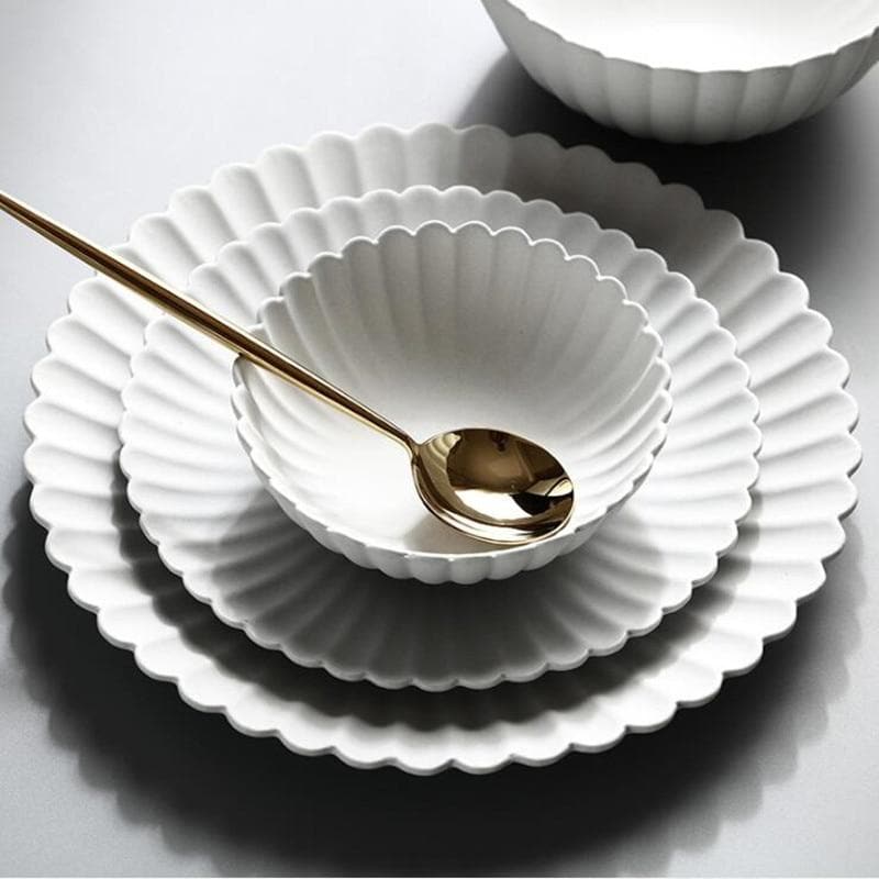 Elegant Daisy Floral Dinnerware Set - 16-Piece Porcelain Plates, Bowls, Cups & Saucers for Home, Restaurant & Party Use