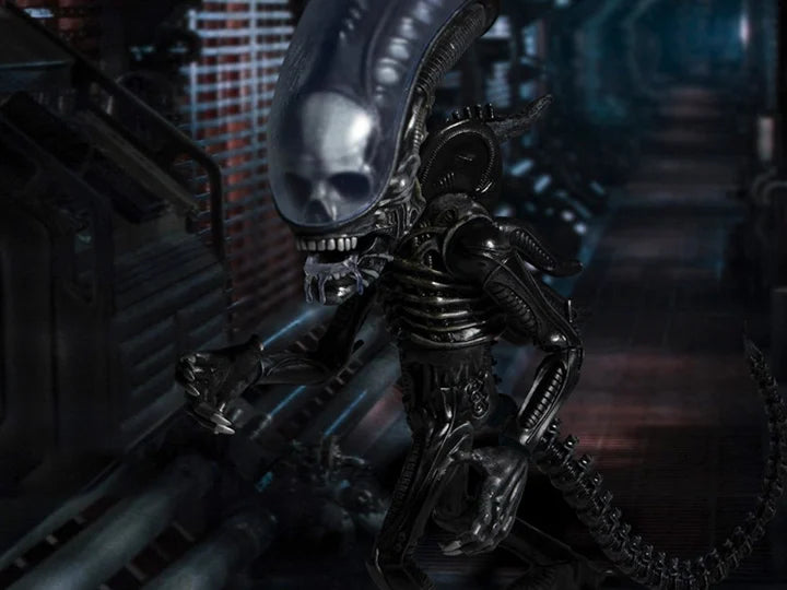 Mezco Designer Series Deluxe Alien Action Figure Set - Collectible Toy for Sci-Fi Fans & Movie Lovers - Perfect for Display, Gifts & Cosplay Scenes