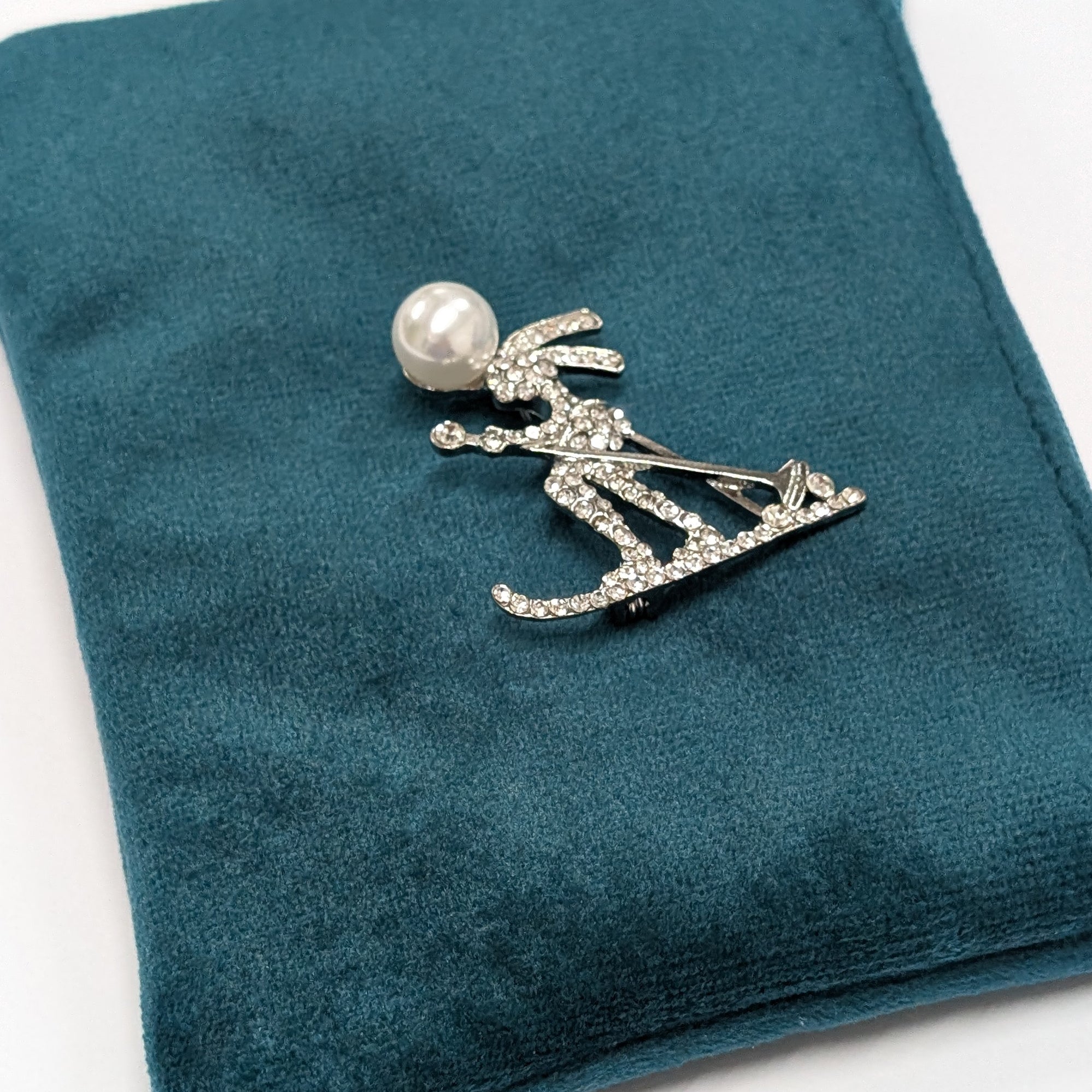Sparkling Skier Brooch - Elegant Winter Sports Jewelry Pin for Ski Enthusiasts - Perfect for Jackets, Hats, Scarves & Ski Apparel Accessories