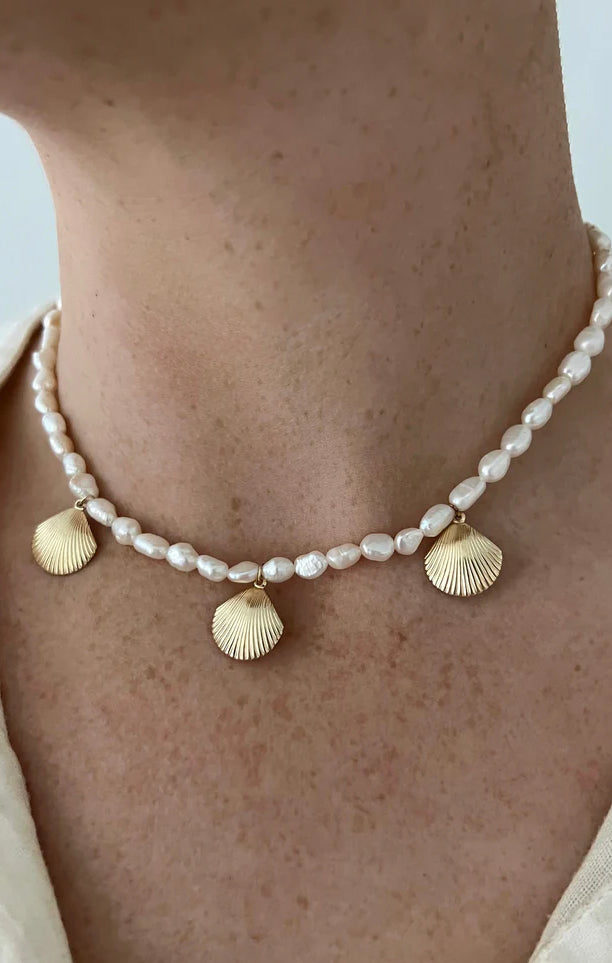 ALV Jewels Scalloped Shell Pearl Necklace - 18K Gold Plated Women's Jewelry for Wedding, Anniversary & Special Occasions