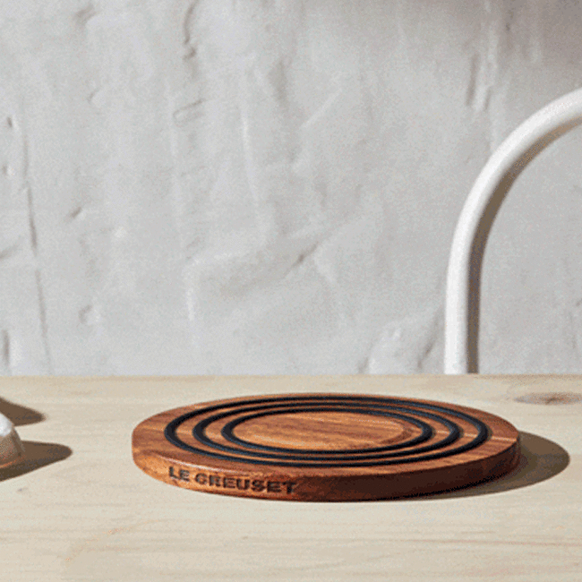 Le Creuset Magnetic Wooden Trivet - Heat-Resistant Pot Holder for Kitchen, Stovetop & Dining Table - Perfect for Hot Pots, Pans & Serving Dishes