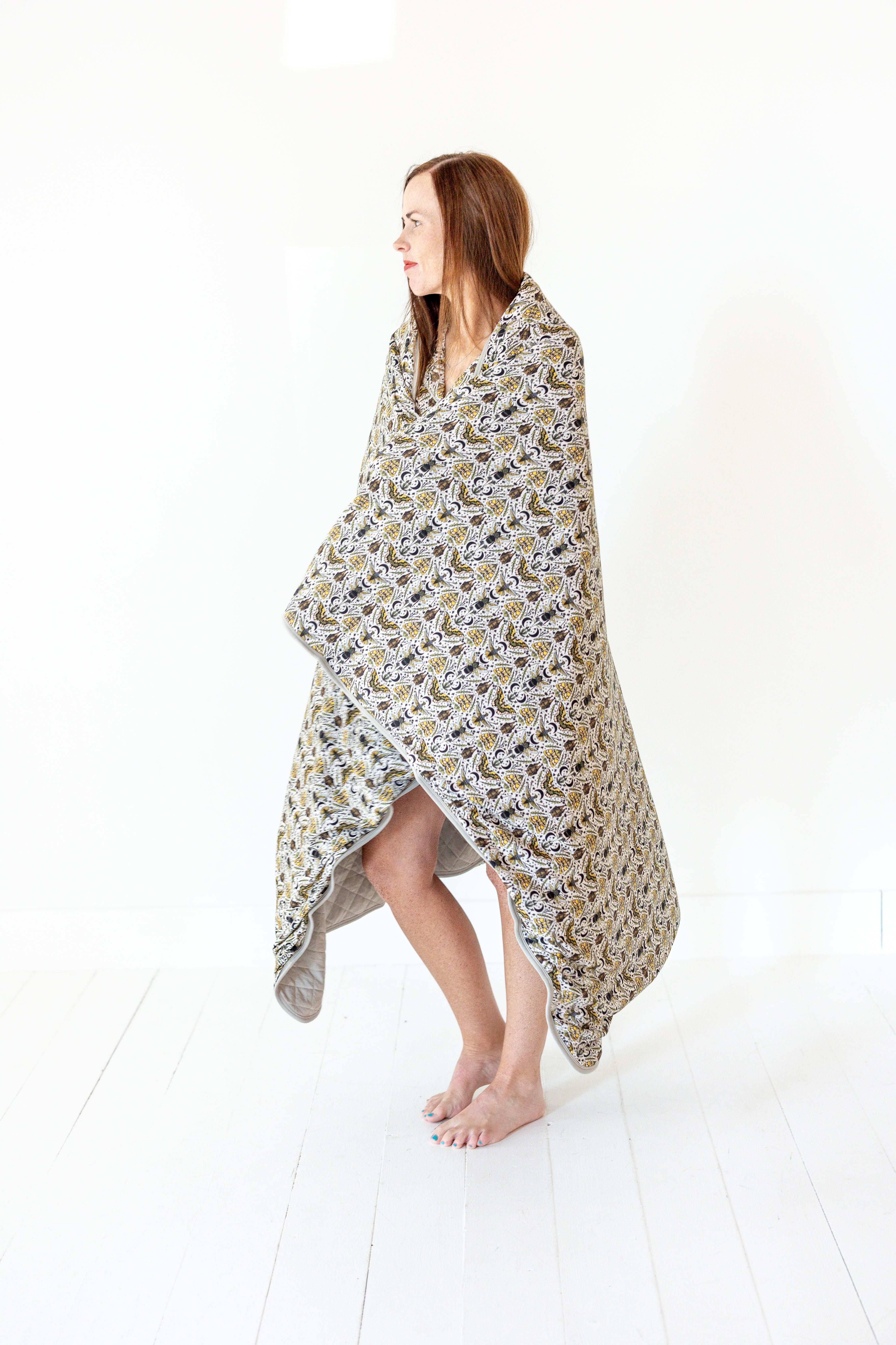 Pollinators Quilted Oversized Blanket - Soft Floral Design Throw for Bed, Couch & Outdoor Picnics - Perfect for Cozy Evenings and Garden Relaxation