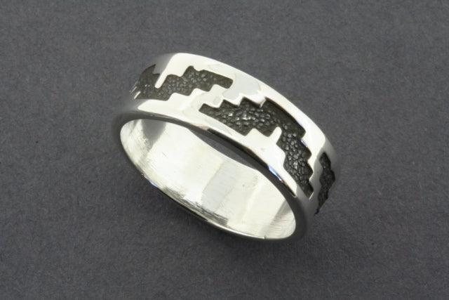 Elegant Pyramid Etched Band Ring for Women - Minimalist Stackable Jewelry for Everyday Wear & Special Occasions
