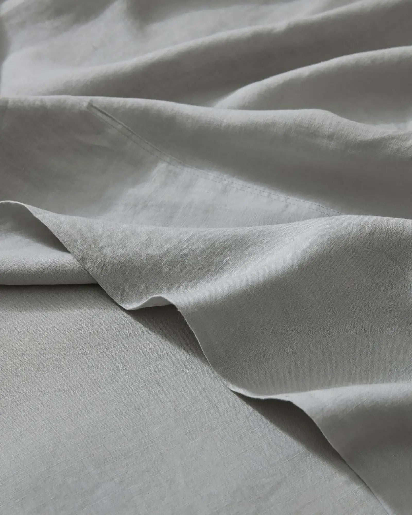 Ravello Luxury Flat Sheet in Silver - Ultra Soft & Breathable Bedding for a Comfortable Sleep | Perfect for Master Bedrooms, Guest Rooms & Hotels