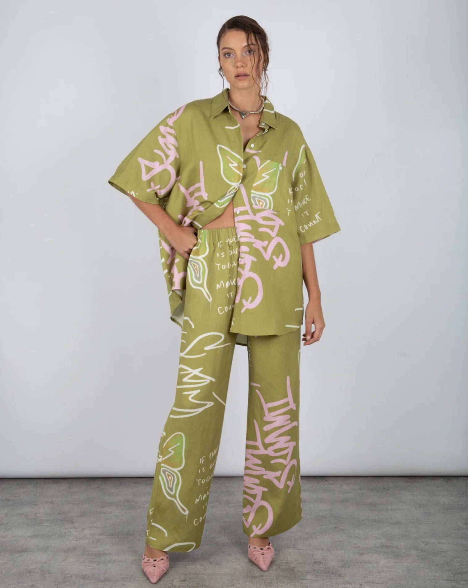 BIG SHIRT GRAFITTI BUTTERFLY KHAKI - Oversized Graphic Tee with Butterfly Print for Women - Perfect for Streetwear, Casual Outfits & Summer Fashion