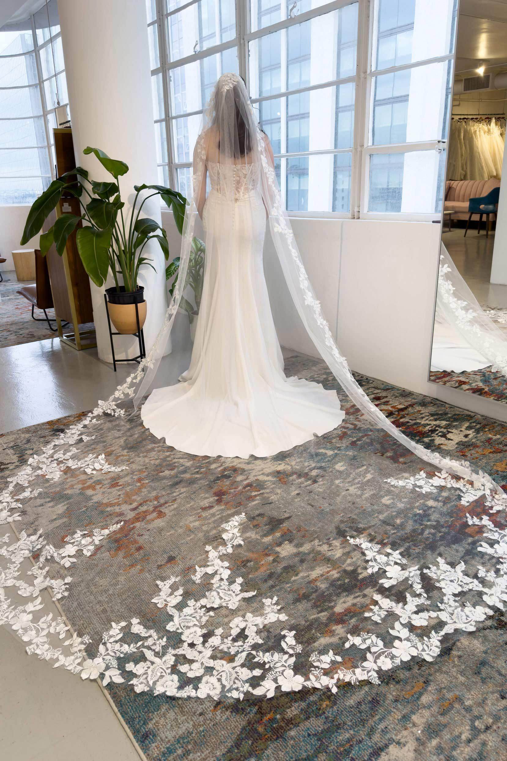 Elegant One-Tier Lace Edge Tulle Chapel Wedding Veil with Appliques CV0330 - Perfect for Bridal Ceremonies, Photos & Formal Occasions