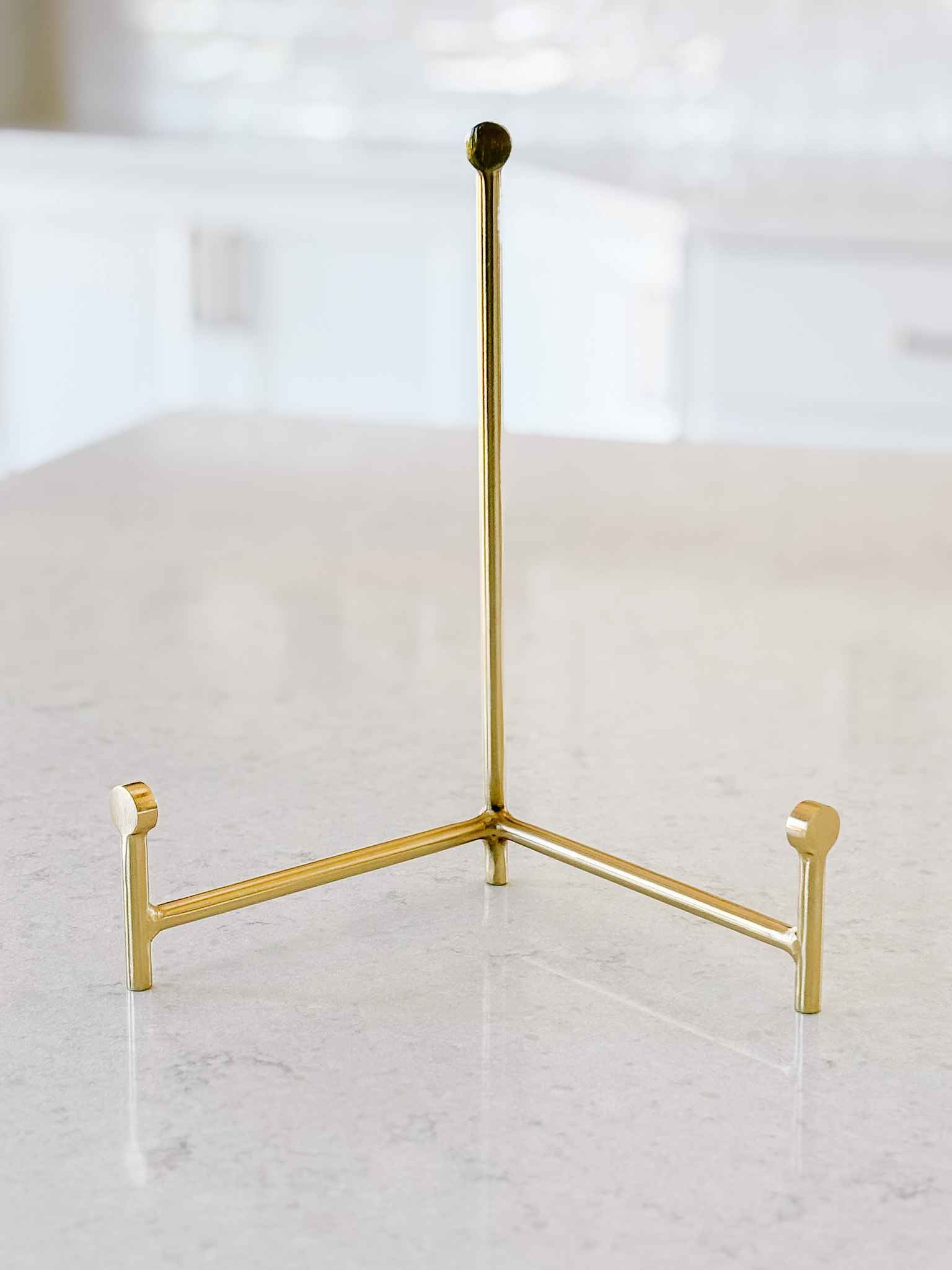 Professional Wooden Art Display Easel - Adjustable Stand for Paintings, Canvases & Posters - Perfect for Artists, Galleries & Home Decor