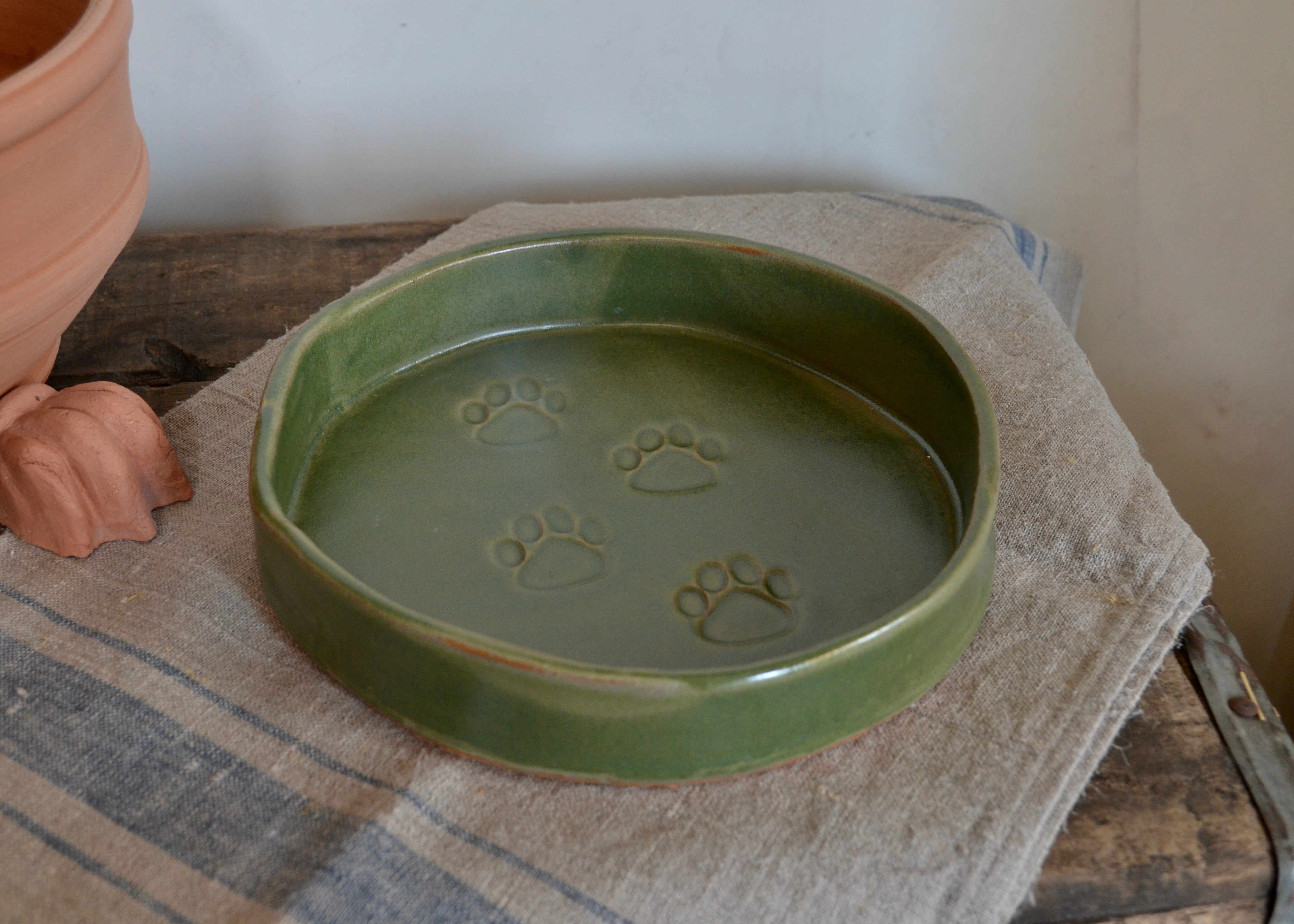 Premium Large Pet Bowl for Dogs & Cats - Non-Slip Moss Green Ceramic Dish - Perfect for Indoor/Outdoor Feeding & Watering