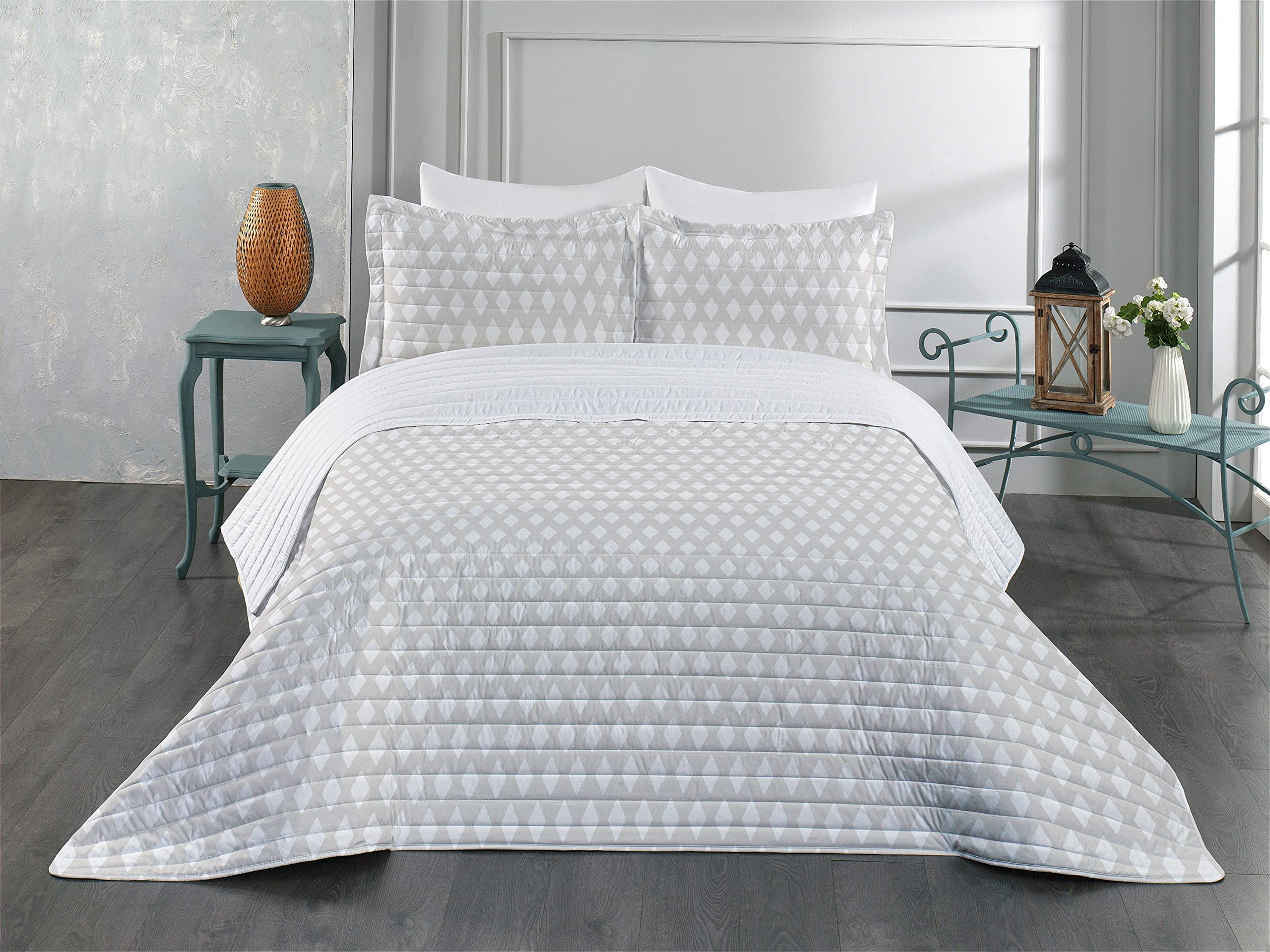 Ambesonne King Size Microfiber Bedspread Set - Soft Geometric Diamond Argyle Pattern in Pale Tan & White | Includes Comforter & Pillow Shams | Perfect for Modern Bedrooms, Guest Rooms & Cozy Home Decor