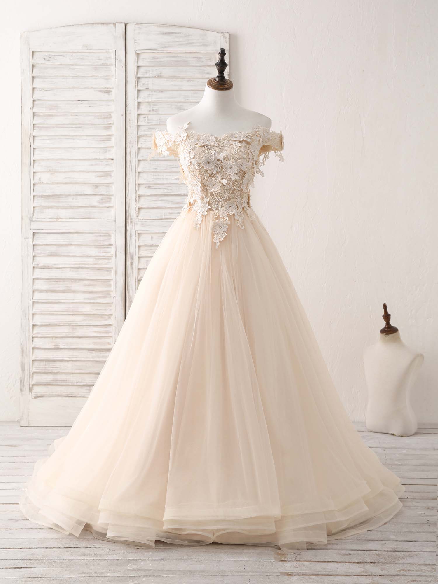 Elegant Champagne Lace Applique Tulle Long Prom Dress for Sweet 16 Party | Formal Evening Gown for Homecoming, Quinceañera & Special Occasions