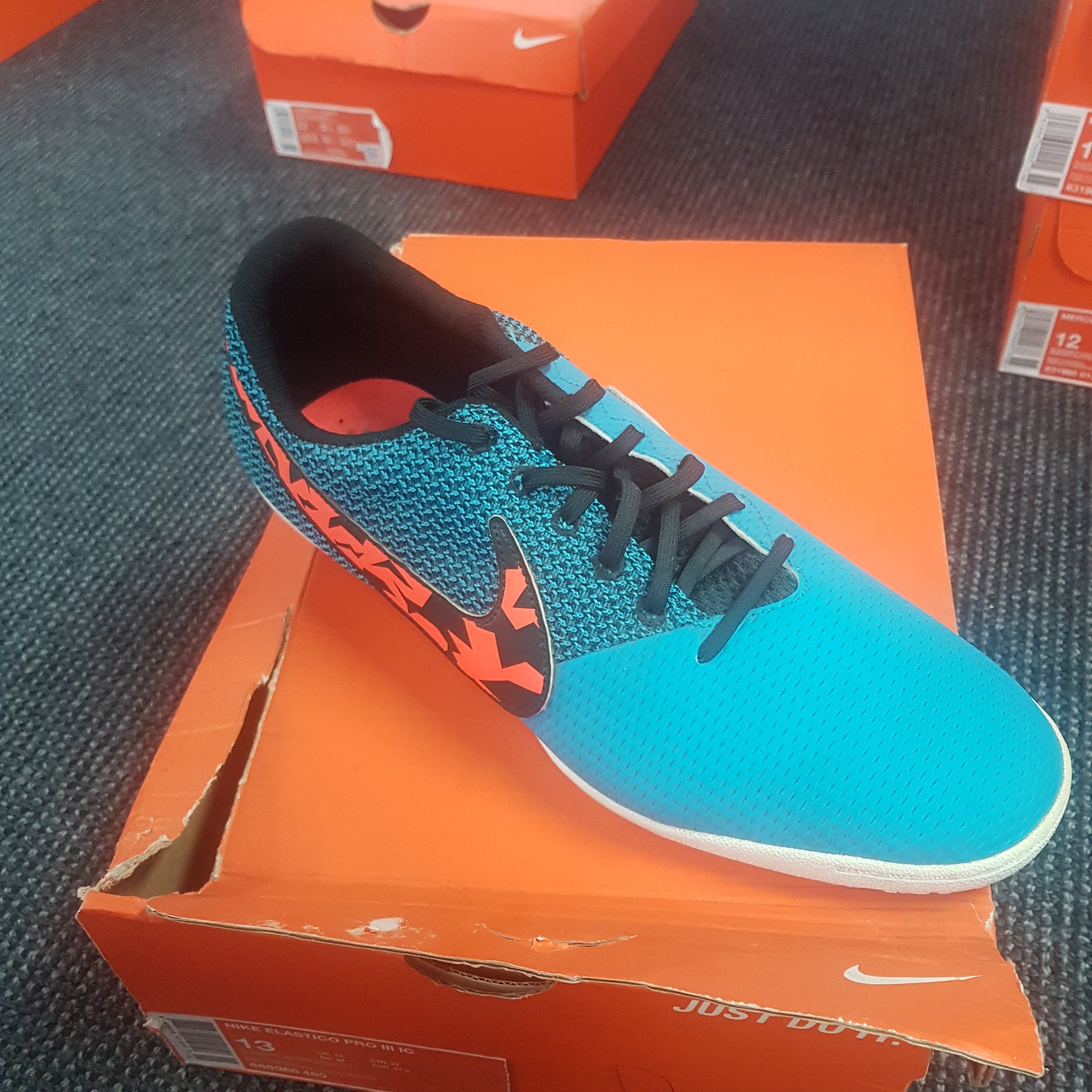 ELASTICO PRO III IC - Lightweight Soccer Cleats for Men & Women - Perfect for Turf & Indoor Football Games - Enhance Speed & Agility on the Field