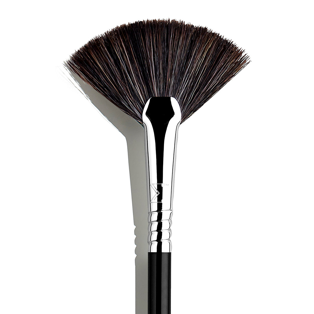 F42 Strobing Fan Brush - Highlighter Makeup Brush for Contouring & Strobing - Perfect for Face, Cheekbones & Body Glow - Ideal for Professional Makeup Artists & Beauty Enthusiasts