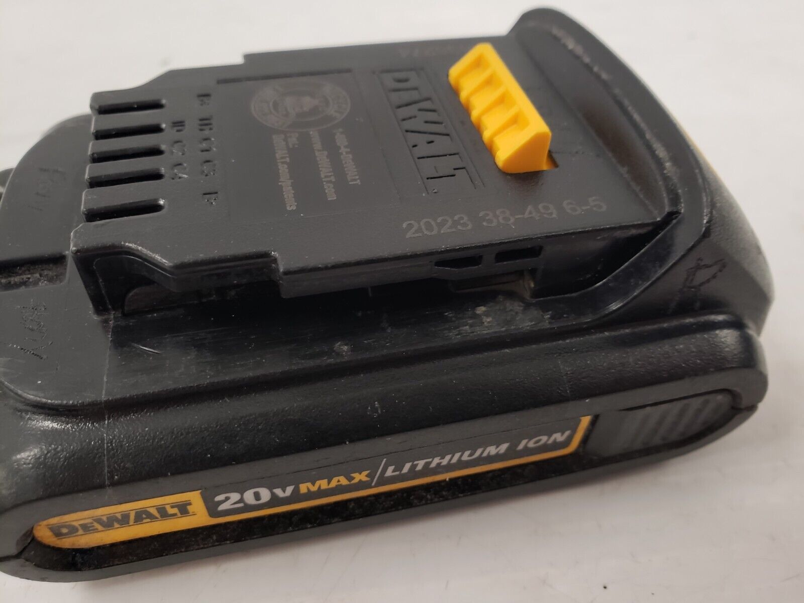 DEWALT DCB201 20V MAX Lithium-Ion Battery Pack - Compatible with DEWALT 20V Tools - Perfect for Drills, Saws & Power Tools - Ideal for Construction, DIY & Home Improvement Projects