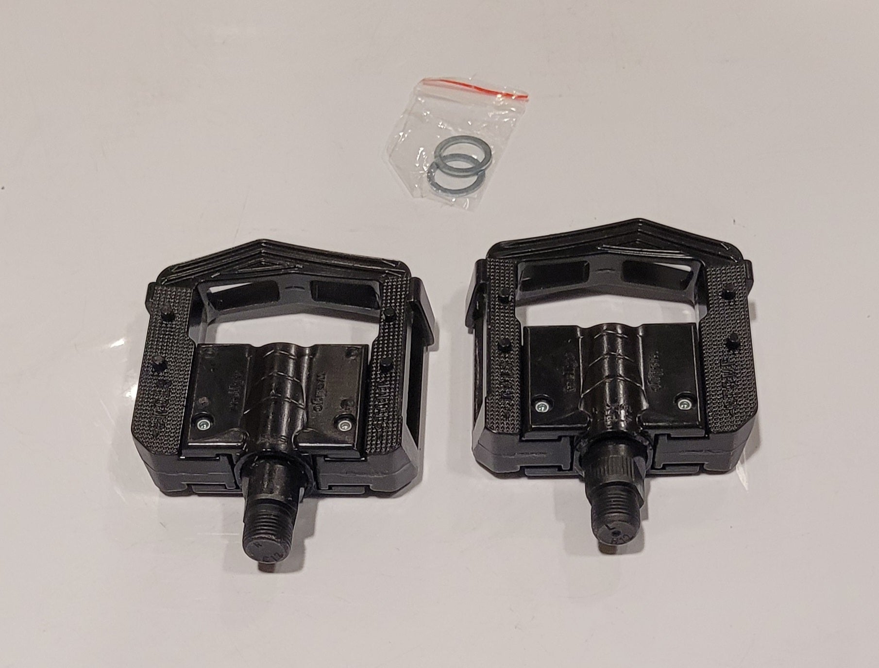 Gio Lightning Bike Pedal Set - Lightweight & Durable Bicycle Pedals for Mountain & Road Bikes - Perfect for Commuting, Racing & Outdoor Cycling Adventures