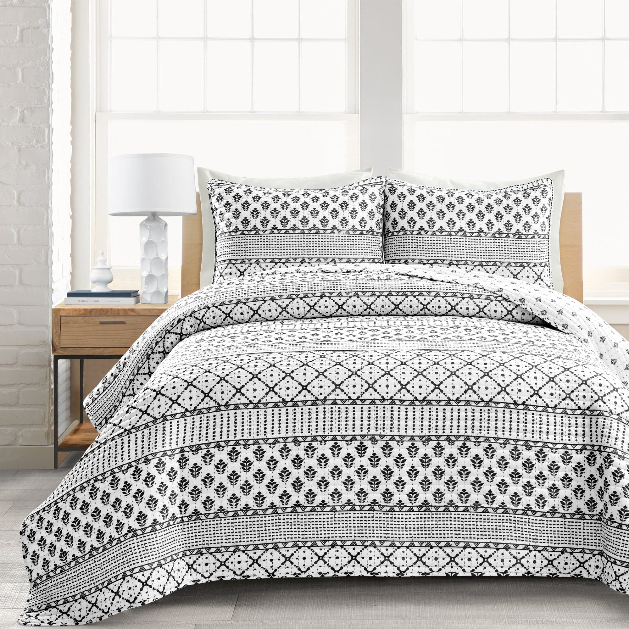 Monique Stripe 3-Piece Quilt Set - Queen Size Bedding with Matching Pillow Shams - Soft & Cozy Quilt Cover for All Seasons - Perfect for Master Bedroom, Guest Room & Dorm Decor