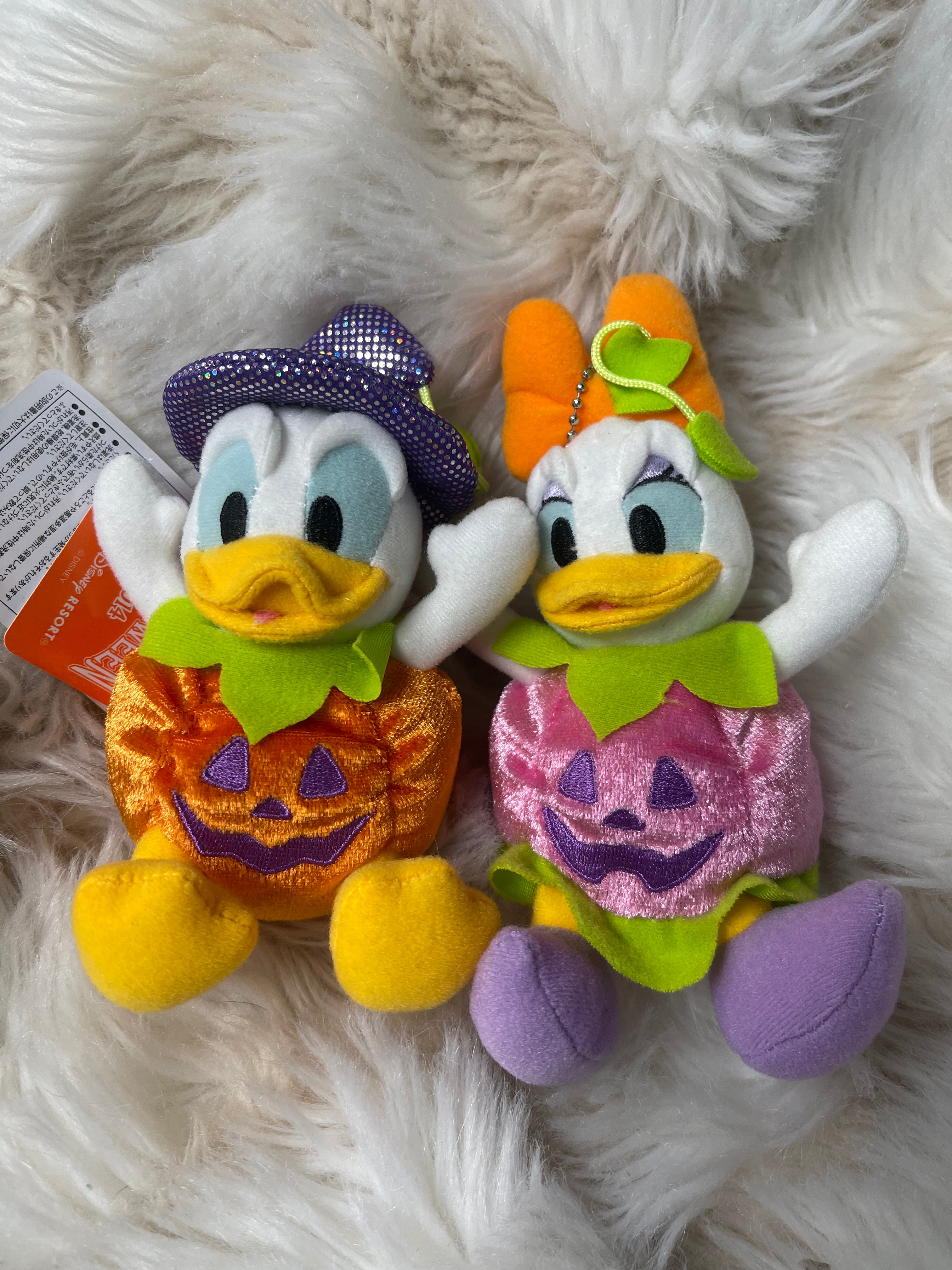 Tokyo Disney Donald & Daisy Halloween Pumpkin Keychain Plush Badge - Cute Disney Couple Collectible for Bags, Backpacks & Gifts