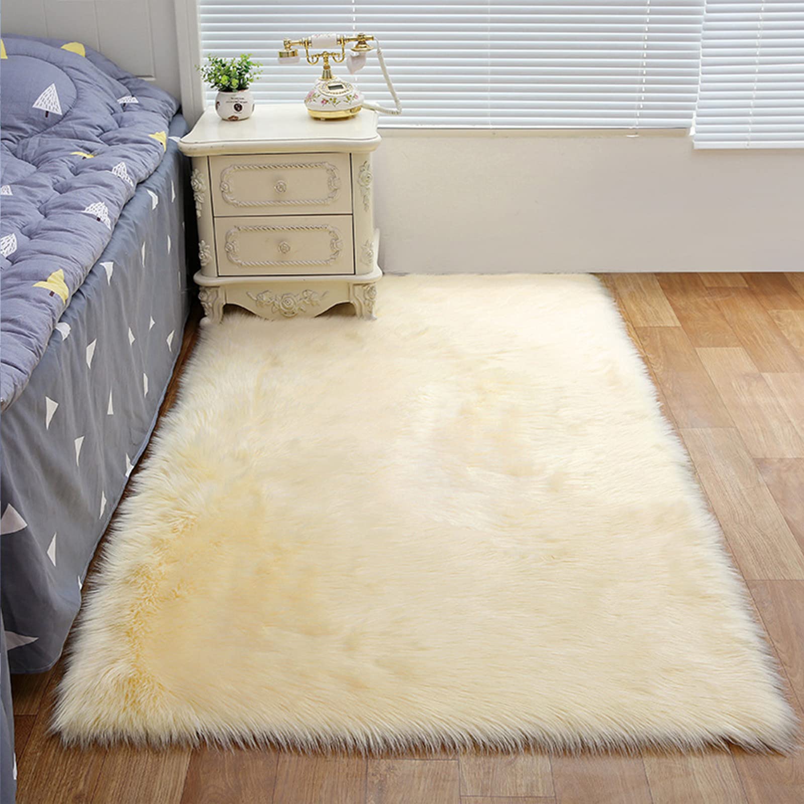 Soft Fluffy Shaggy Faux Sheepskin Area Rug - Non-Slip Faux Fur Carpet for Bedroom, Living Room & Home Decor - Beige 100x200cm - Perfect for Cozy Floor Seating, Nursery & Pet-Friendly Spaces