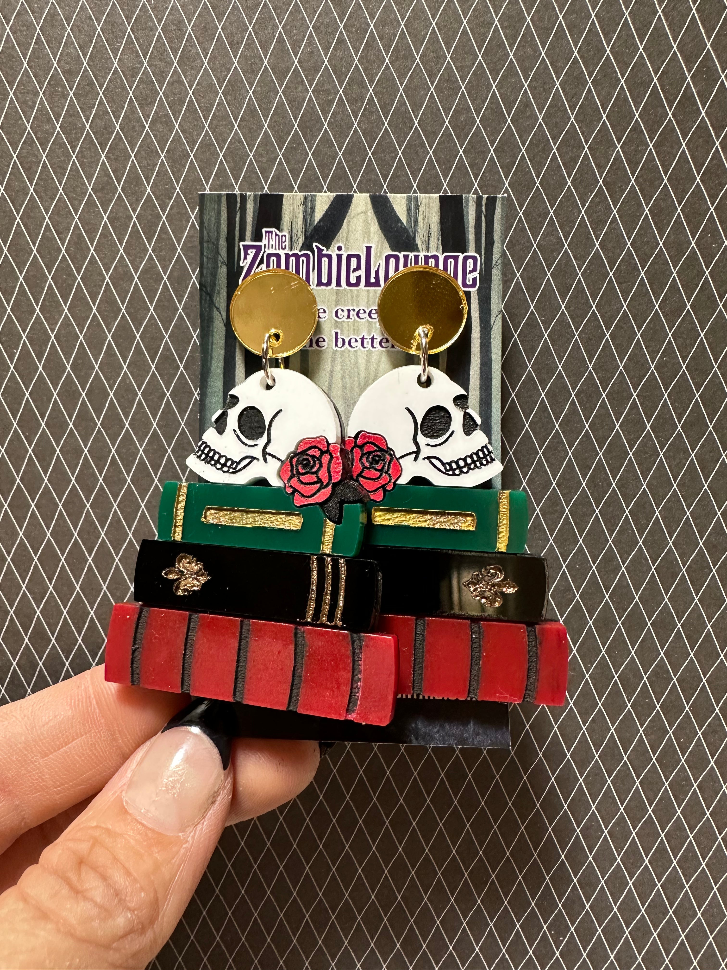 Trendy Skull Earrings & Books for Women - Gothic Jewelry & Reading Accessories for Halloween, Cosplay & Everyday Style