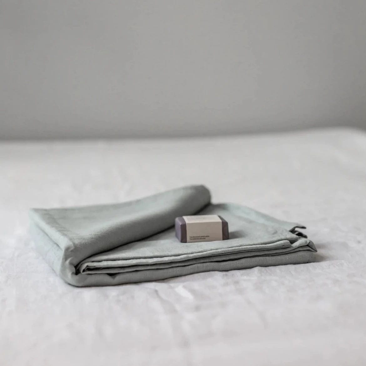 Premium Sage Green Linen Flat Bed Sheet - 100% Natural Breathable Fabric - Queen Size Bedding Set for Comfortable Sleep - Perfect for Master Bedroom, Guest Room & Vacation Homes