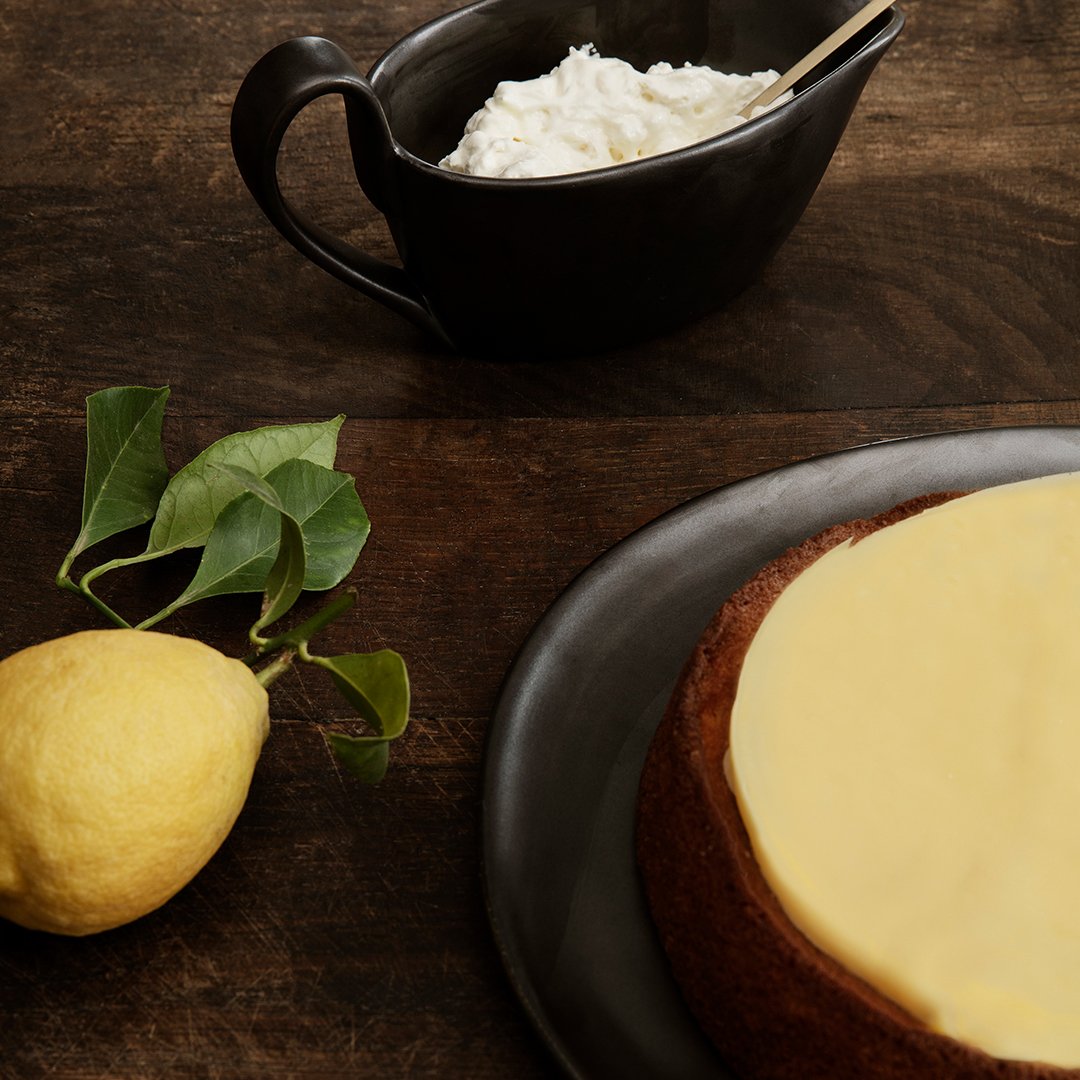 Ferm Living Flow Sauce Boat - Elegant Ceramic Gravy Boat for Dining & Entertaining - Perfect for Thanksgiving, Christmas & Dinner Parties