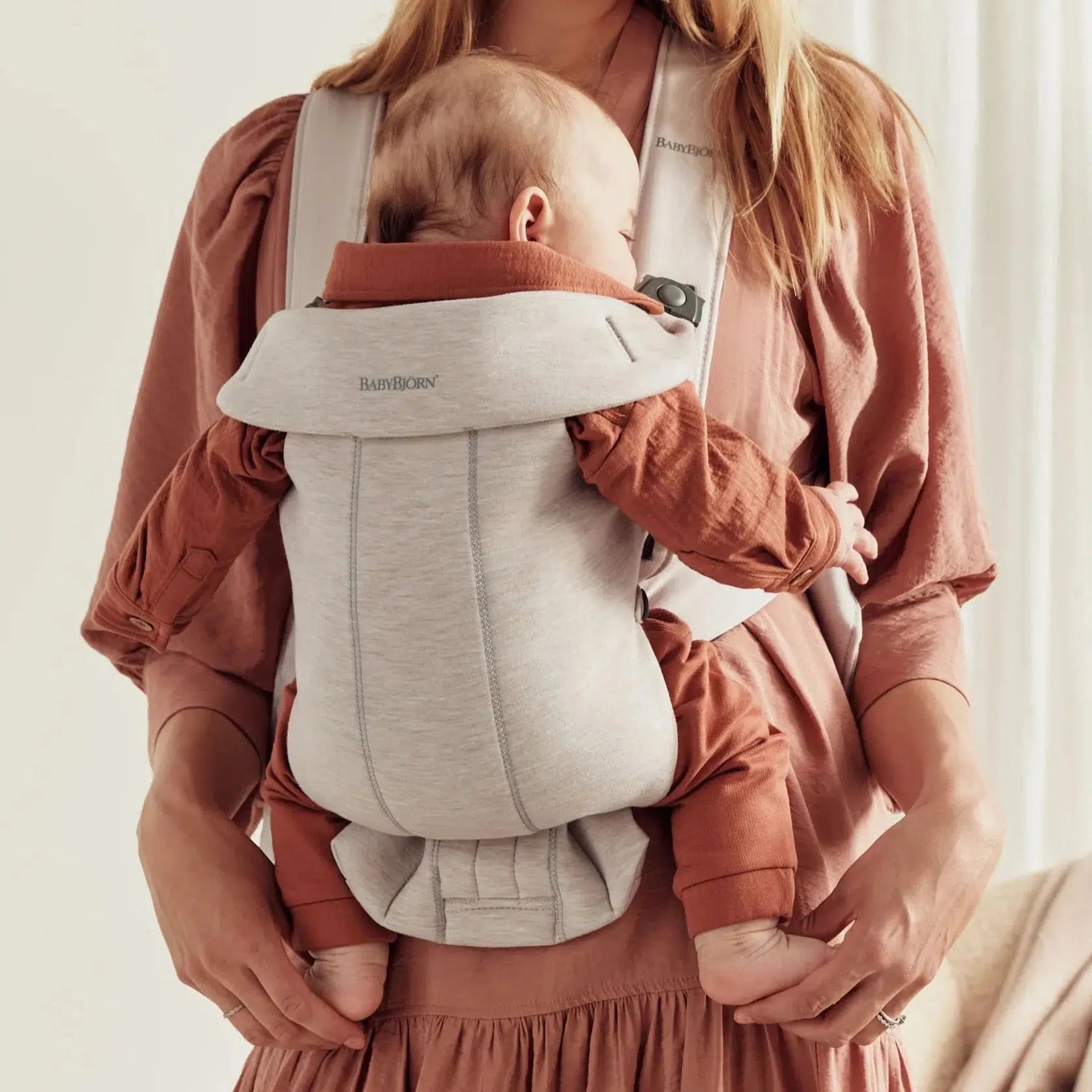 Baby Bjorn Baby Carrier Mini - Soft 3D Jersey in Beige | Ergonomic & Lightweight Infant Carrier for Newborns | Perfect for Travel, Hiking & Everyday Use