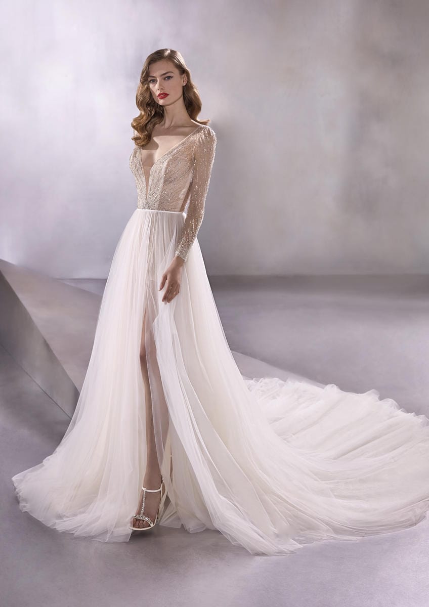 Atelier Pronovias Wandering Wedding Dress - Size 8 | Elegant Bridal Gown for Destination Weddings & Beach Ceremonies