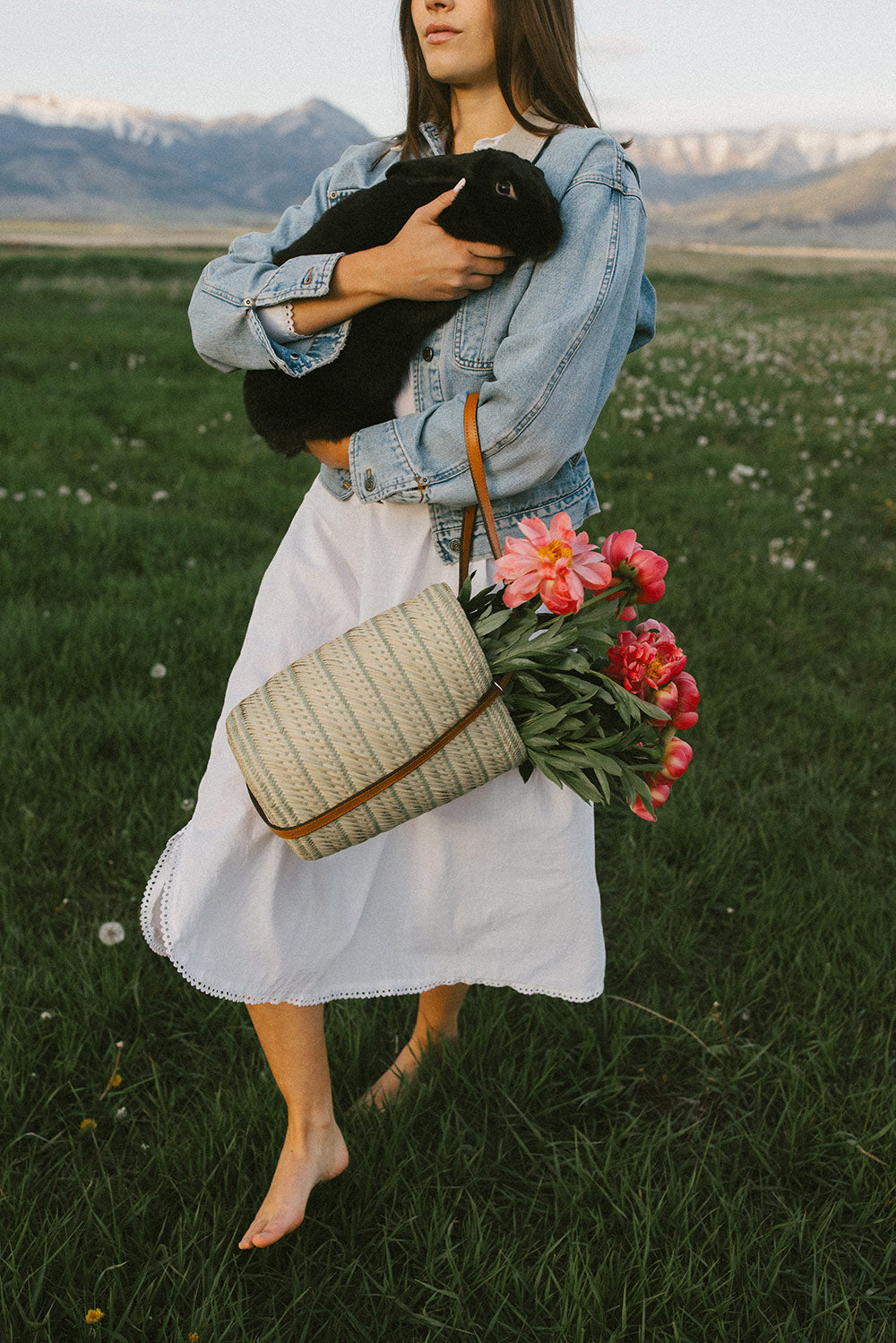 Handwoven Pattern Palm Leaf Bucket Tote - Eco-Friendly Beach Bag for Women, Summer Straw Tote with Zipper Closure - Perfect for Beach, Pool, Picnic & Shopping