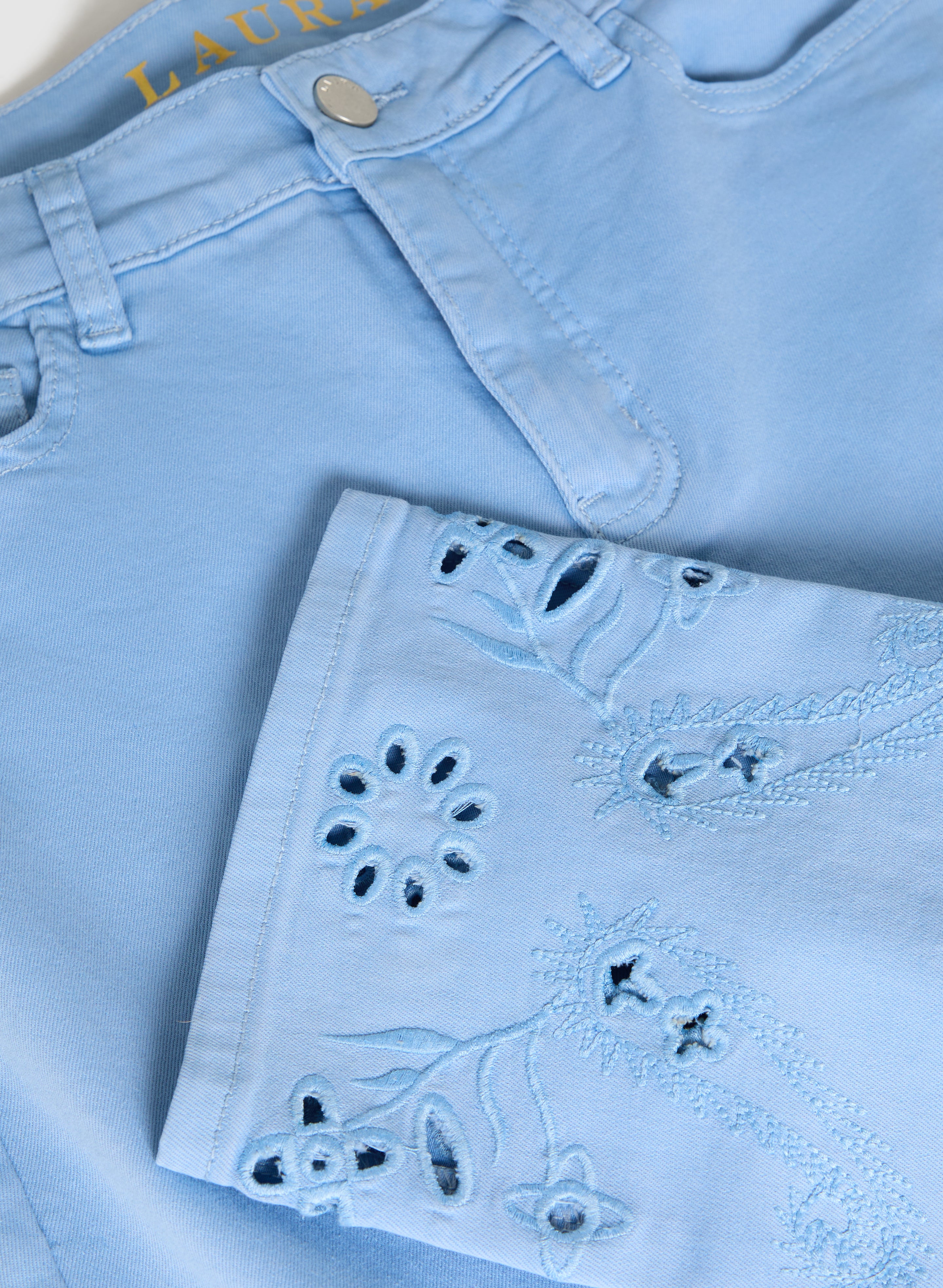 Stylish Denim Embroidered Hem Capris for Women - Trendy Summer Casual Pants with Floral Design - Perfect for Beach Outings, Shopping & Date Nights
