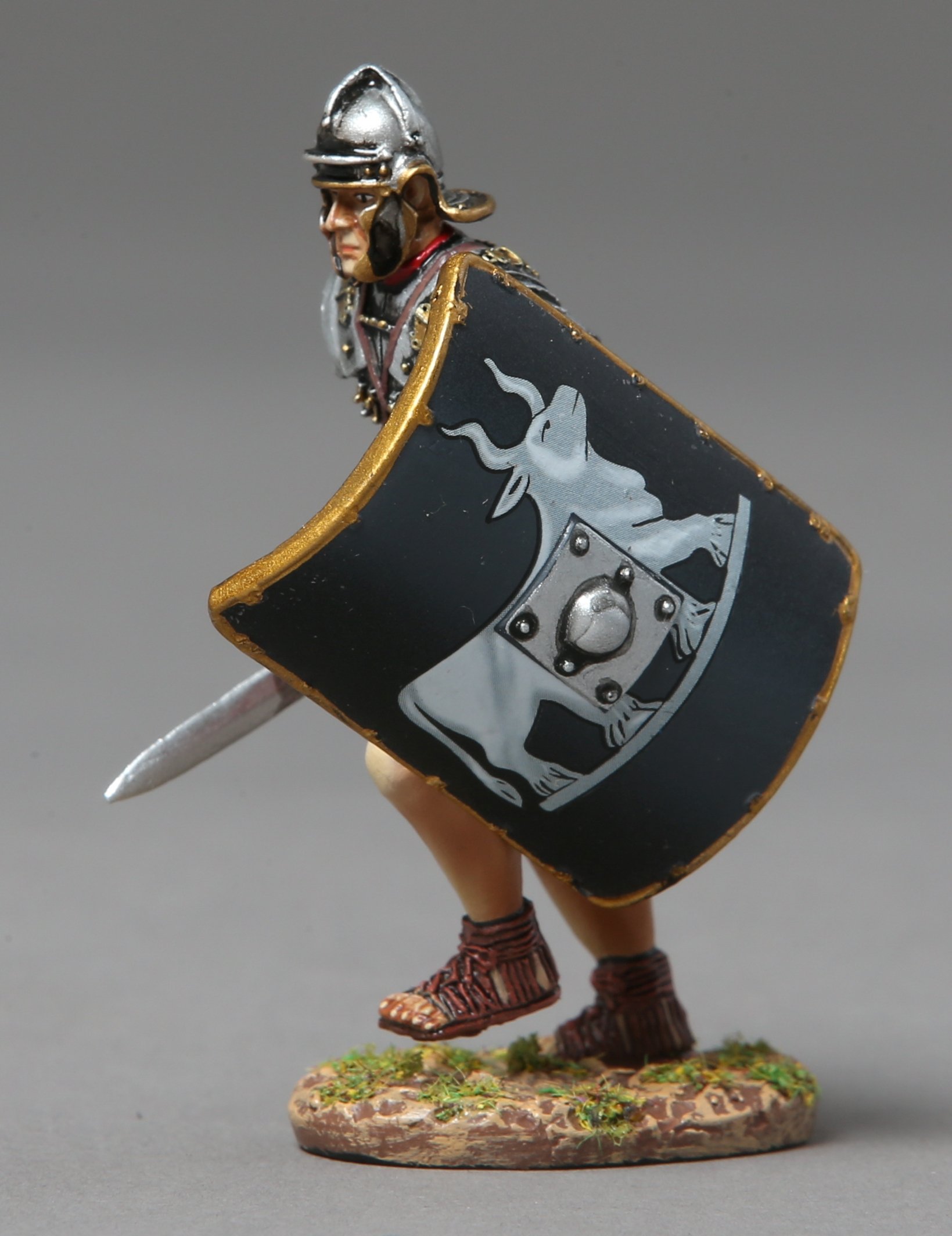 Thomas Gunn ROM084C 9th Legion Roman Soldier with Black Charging Shield - 1:30 Scale Pewter Collectible Figure for Historical Displays & Wargaming Scenes