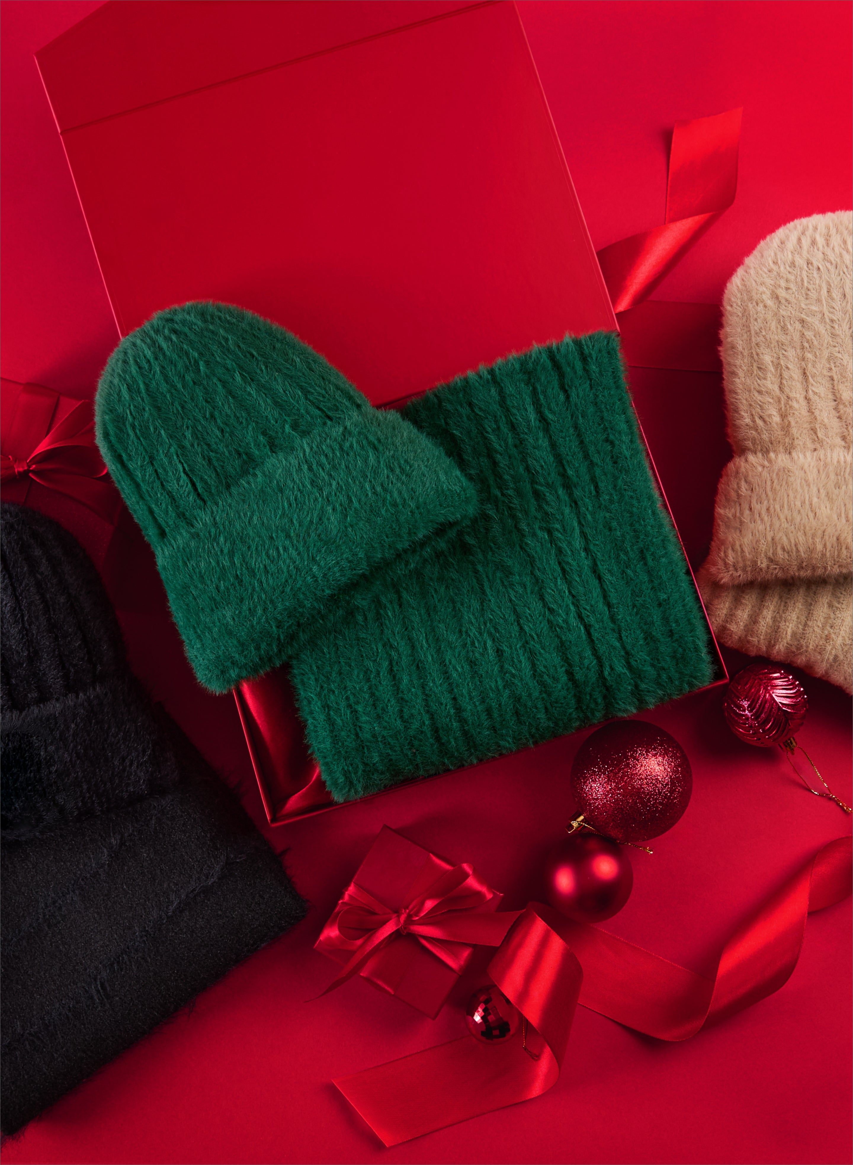 Best Cold Weather Essentials for Winter - Warm Coats, Gloves & Accessories for Outdoor Activities & Travel