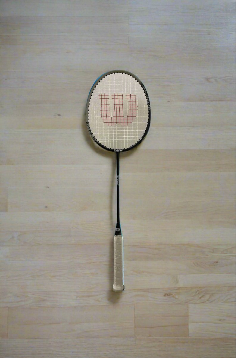 Wilson Strike Badminton Racket - Lightweight Carbon Fiber Shuttlecock Racket for Beginners & Advanced Players | Perfect for Indoor & Outdoor Games, Training & Tournaments