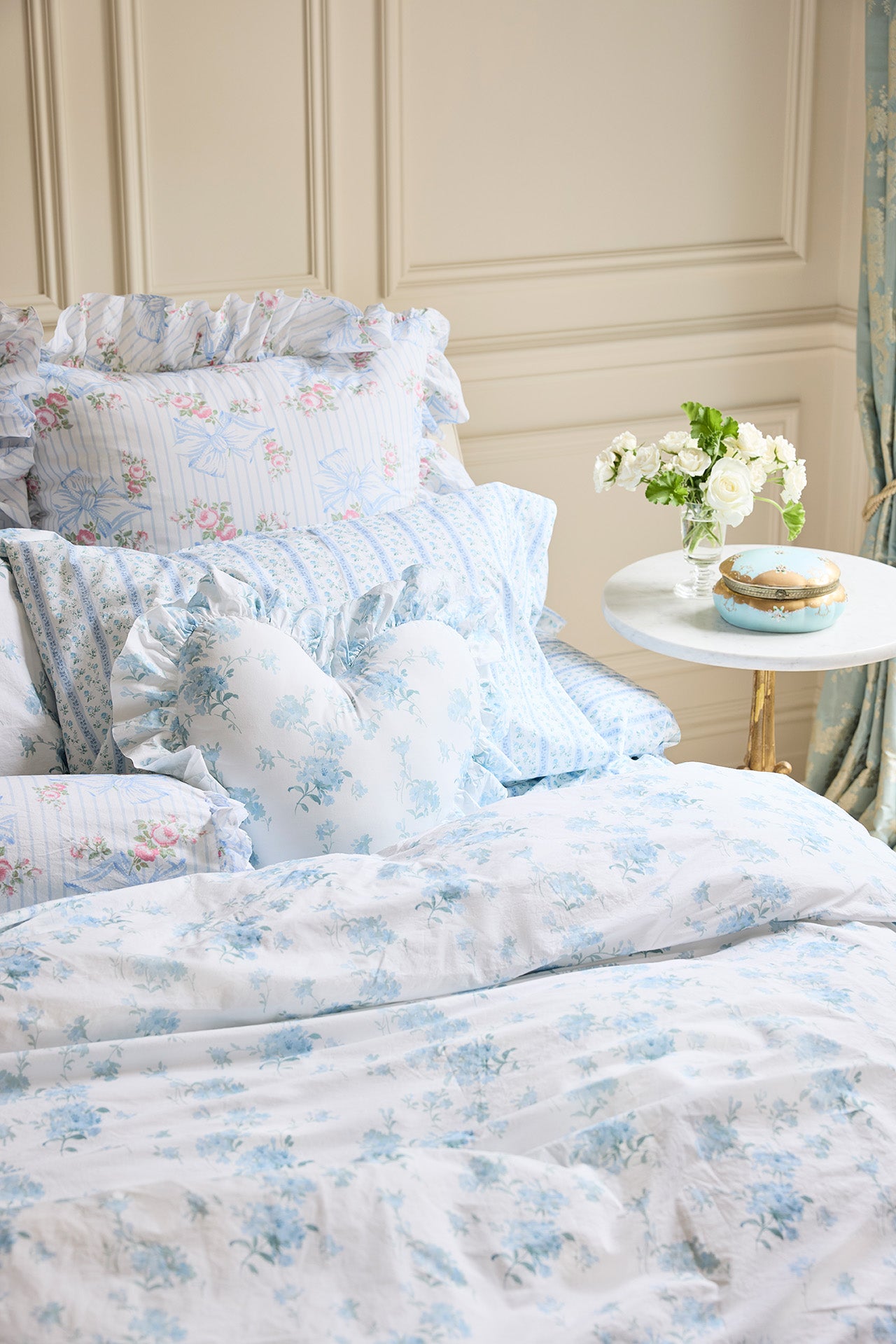 Floral Duvet Cover Set with 2 Pillow Shams - Queen Size Bedding, Soft Cotton Blooming Flowers Pattern - Perfect for Spring Bedroom Decor & Guest Room Makeover