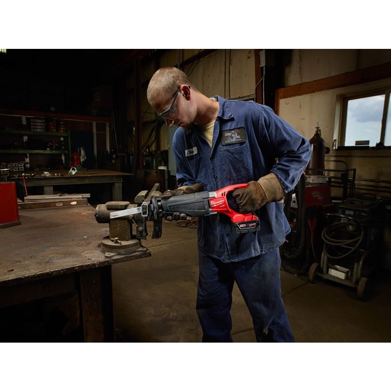 M18 FUEL 18V Brushless Cordless Reciprocating Saw Kit (2720-22) - Powerful Lithium-Ion Battery for Wood Cutting, Demolition & Construction Projects