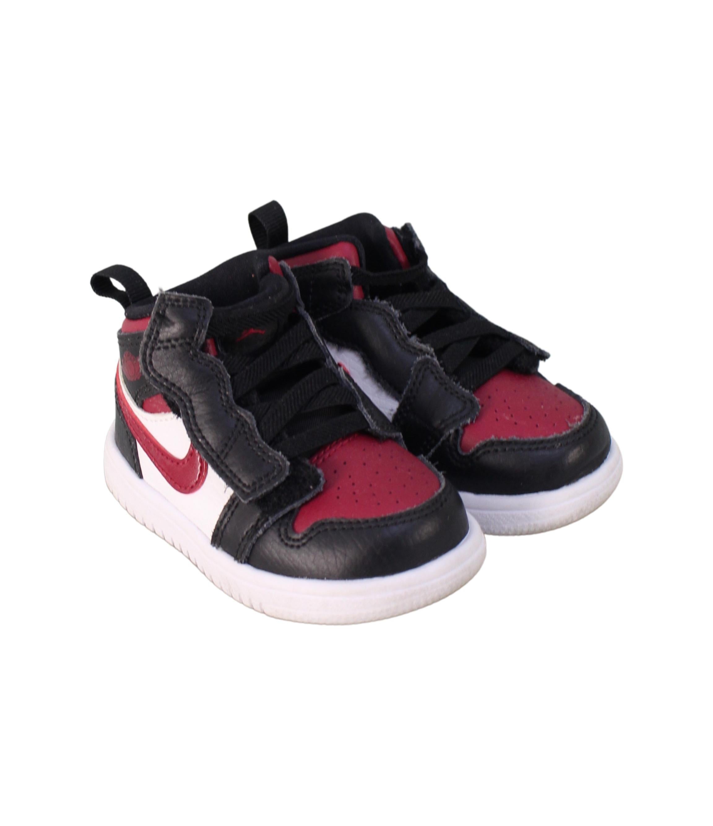 Air Jordan Retro Sneakers for Men - Size EU21 - High-Top Basketball Shoes for Running & Streetwear Fashion