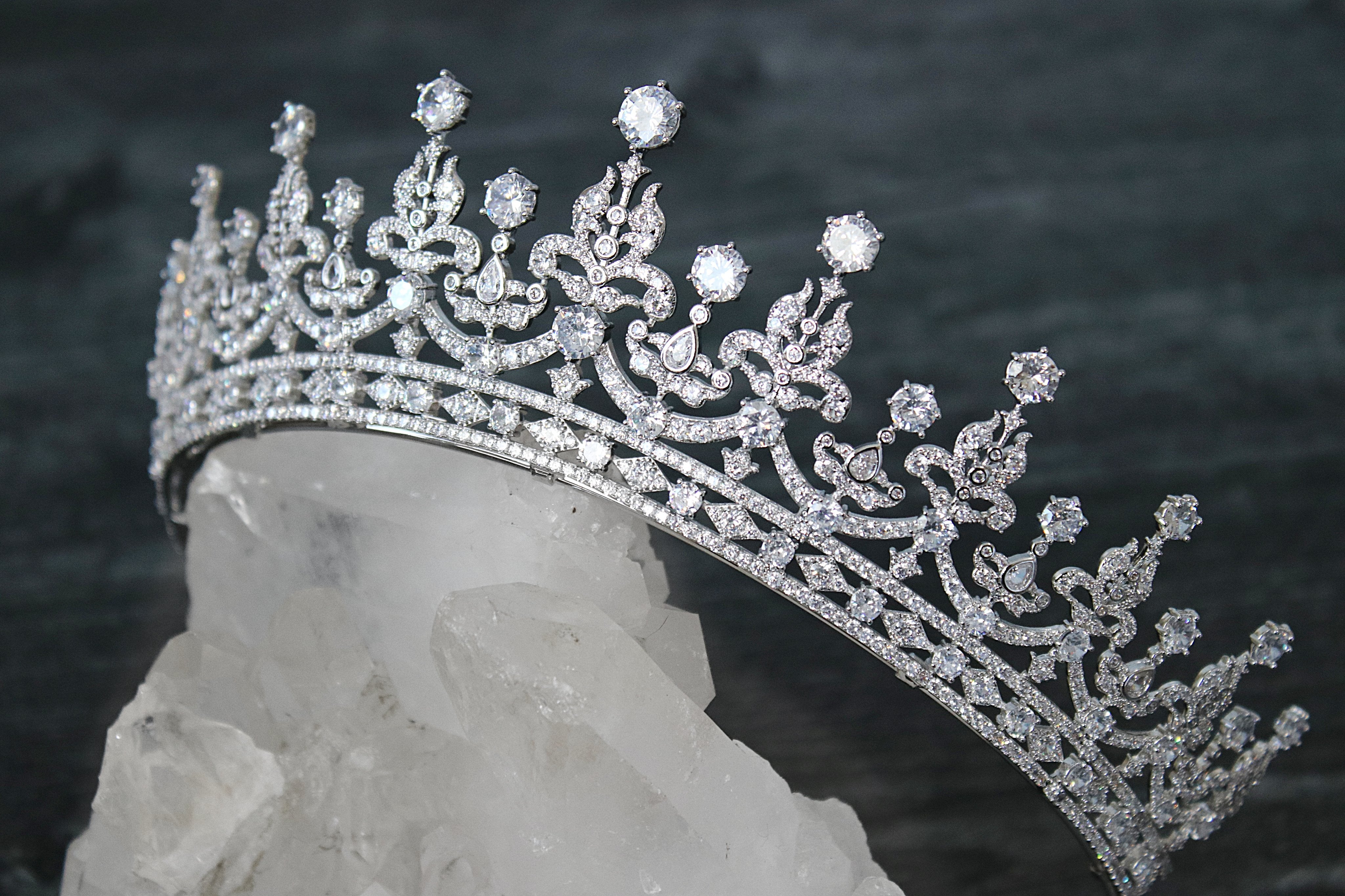 Petite Queen Victoria Simulated Diamond Royal Bridal Crown Tiara - Elegant Wedding Headpiece for Brides, Pageants & Costume Parties