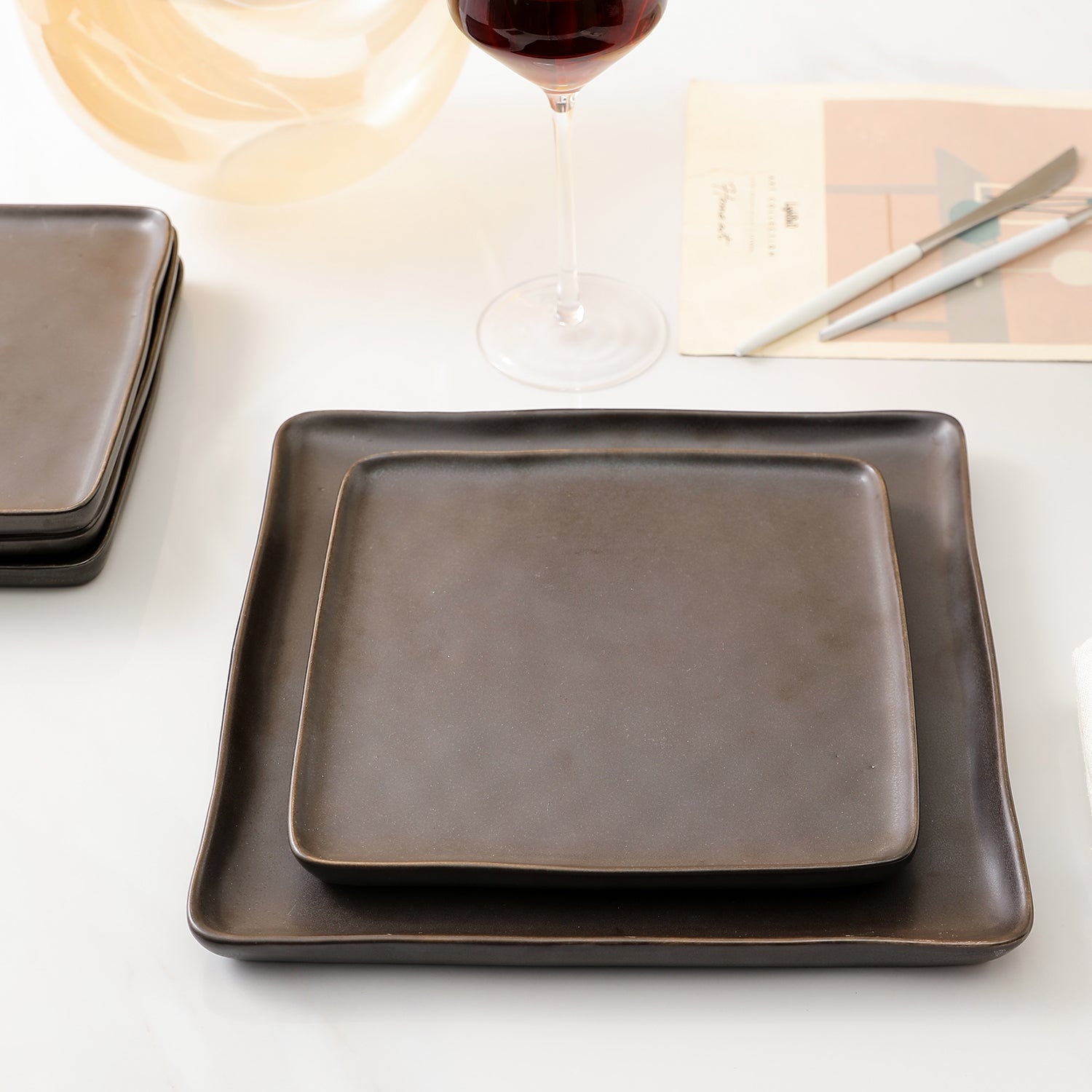 Premium Jonny Stoneware Dinnerware Set - Elegant Brown 16-Piece Dinnerware for Family & Entertaining - Durable Stoneware Plates, Bowls & Mugs for Everyday Use & Special Occasions
