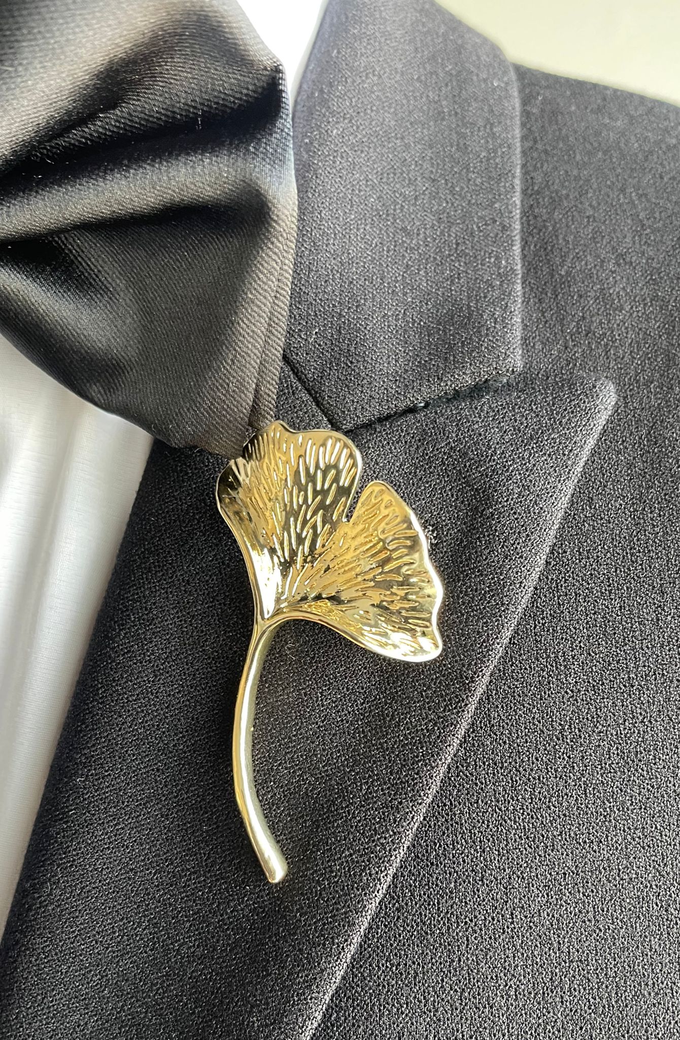Custom Flower Lapel Pin - Elegant Floral Brooch for Women & Men - Perfect for Weddings, Proms, and Business Attire