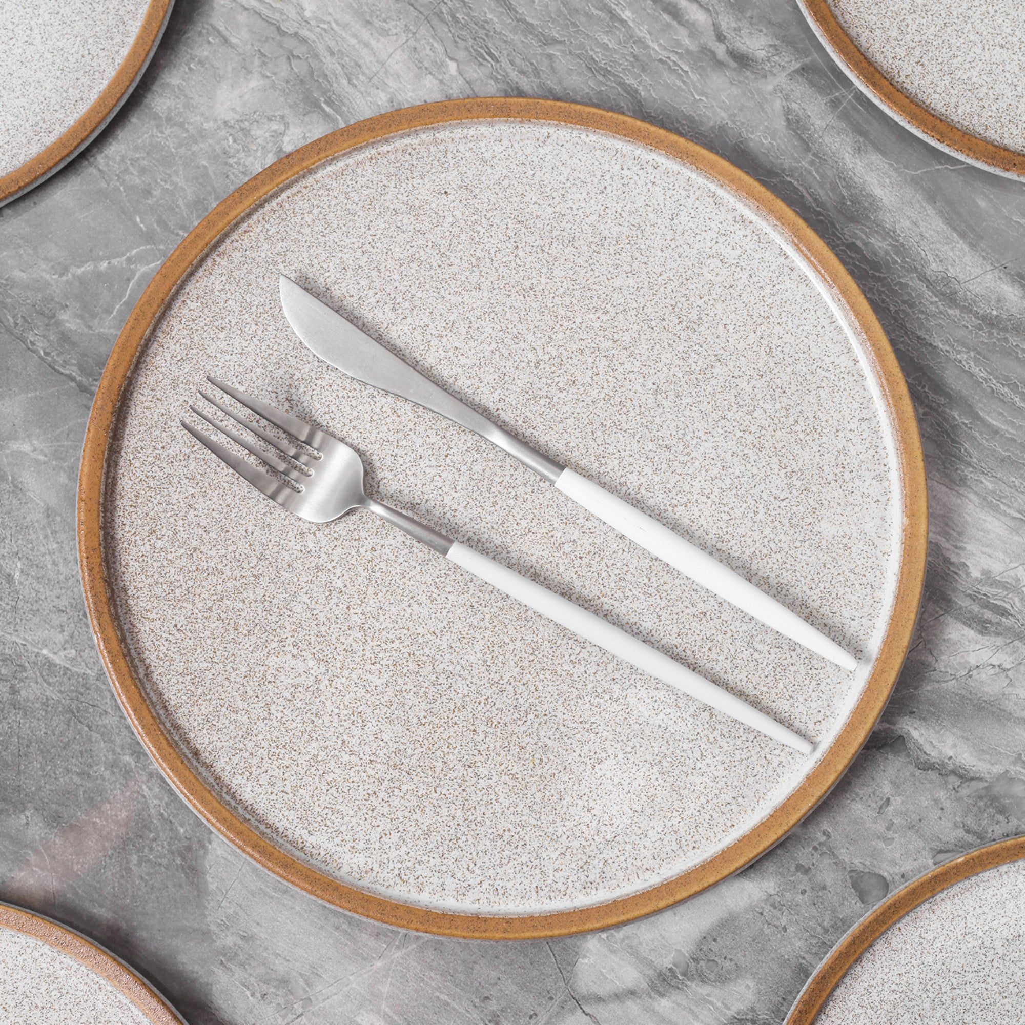 Vince Stoneware Dinner Plate - Brown Ceramic Plate for Dining, Kitchen & Restaurant Use - Elegant & Durable Tableware for Everyday Meals & Special Occasions