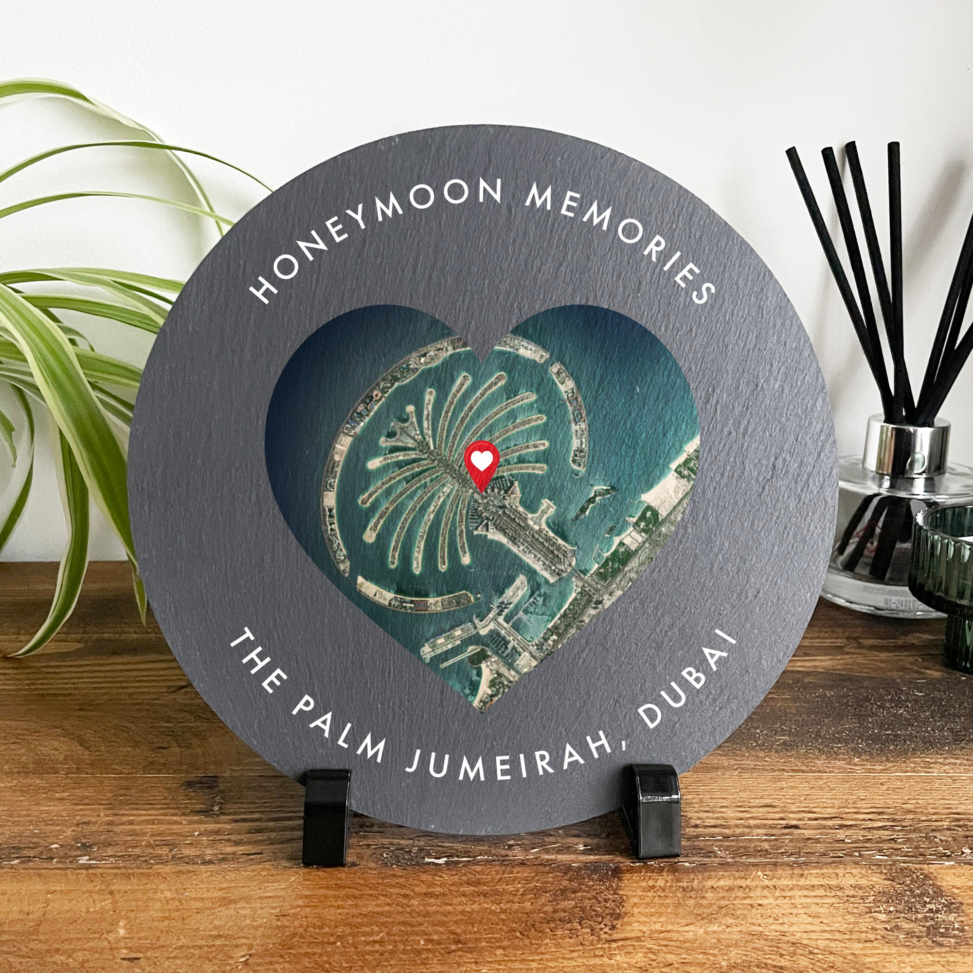Personalized Heart Map Location Circular Slate Plaque with Stand - 20cm Home Decor Gift for Anniversary, Wedding, Valentine's Day (Perfect for Couples & Long Distance Relationships)