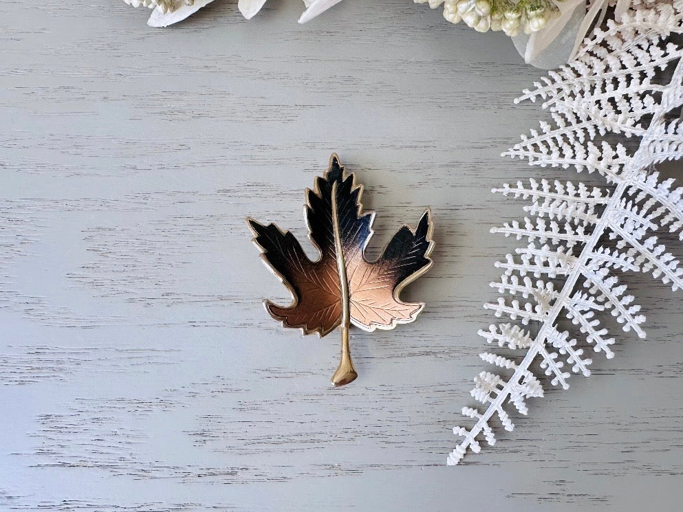 Vintage Gold and Bronzed Brown Leaf Brooch Pin - 80s Retro Autumn Fashion Jewelry for Women - Perfect for Fall Outfits, Thanksgiving, and Woodland-Themed Parties