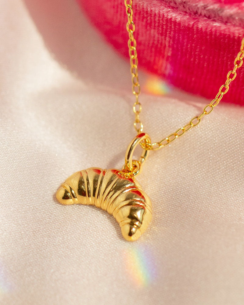 Elegant Croissant Necklace - Dainty French Bakery Inspired Jewelry for Women - Perfect for Brunch Dates & Coffee Outfits