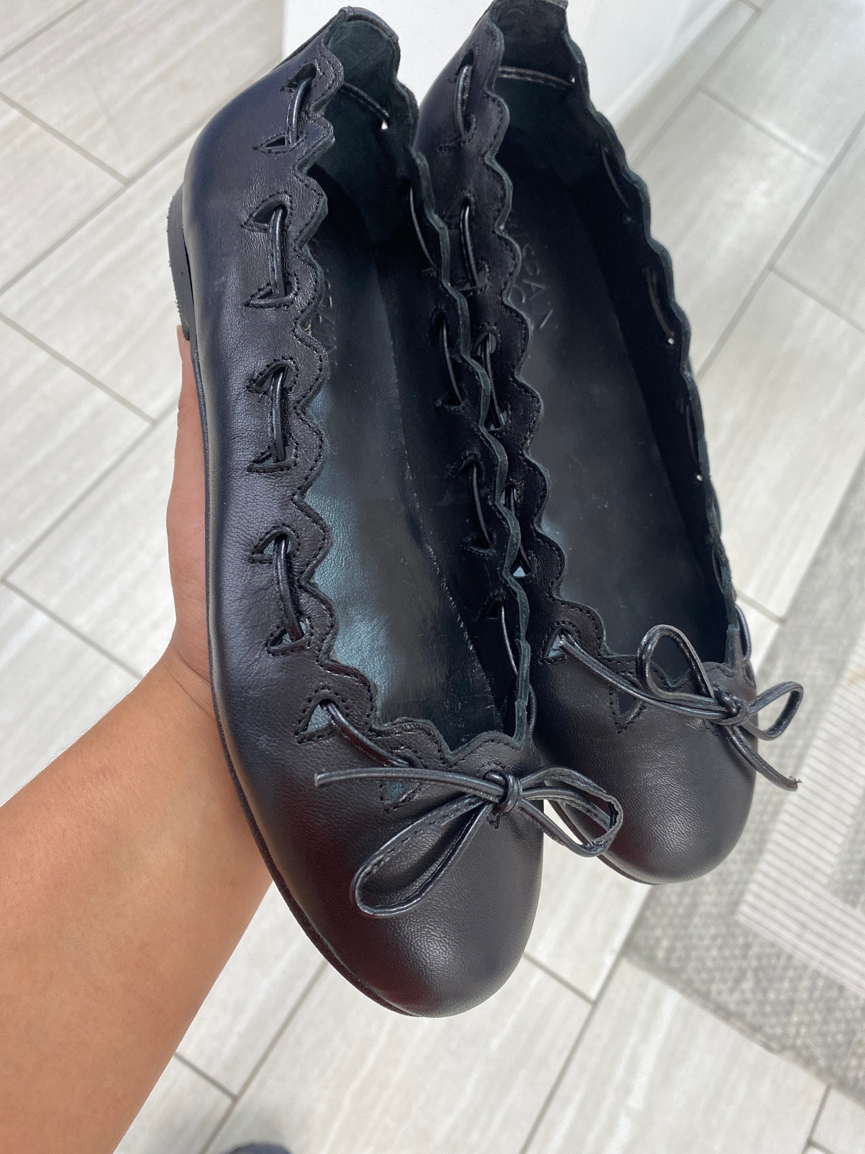 Spain+Co Black Scalloped Bow Ballet Flats - Elegant Women's Pointed Toe Comfortable Shoes for Work, Party & Wedding Occasions