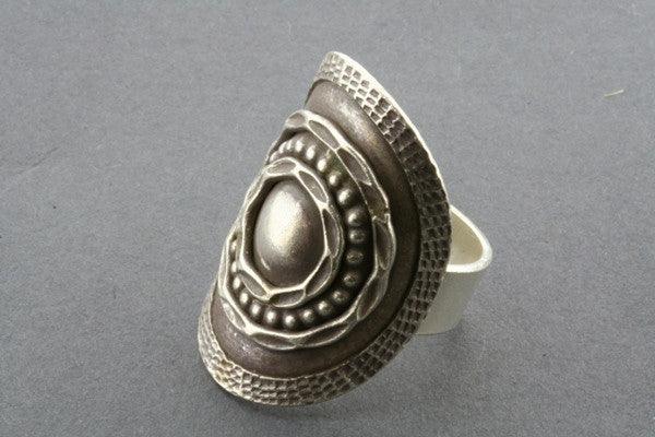 Elegant Oval Detailed Curved Ring for Women - Perfect for Weddings, Parties & Everyday Wear