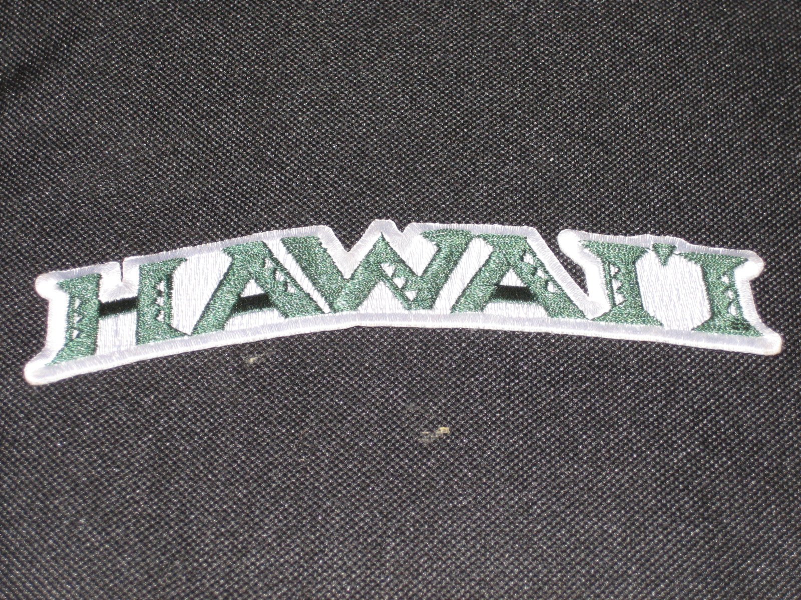 University of Hawaii Iron On Embroidered Patch - Vintage Style College Logo Applique for Jackets, Bags & Hats - Perfect for Alumni, Students & Fans