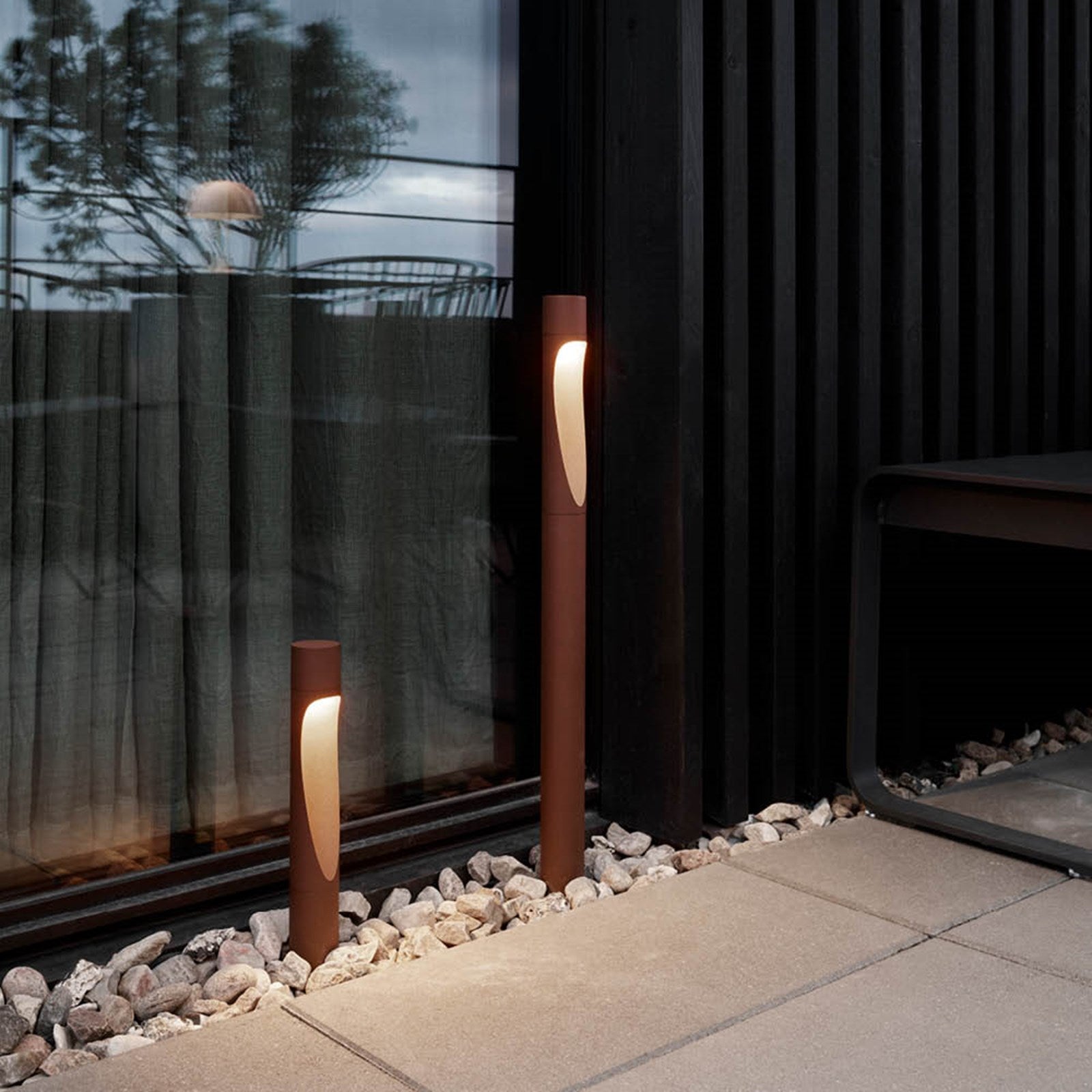 Flindt Garden Bollard Light - Solar Powered Outdoor LED Landscape Lighting for Pathways, Driveways, and Yards | Weatherproof & Energy Efficient Decorative Lighting for Home and Garden